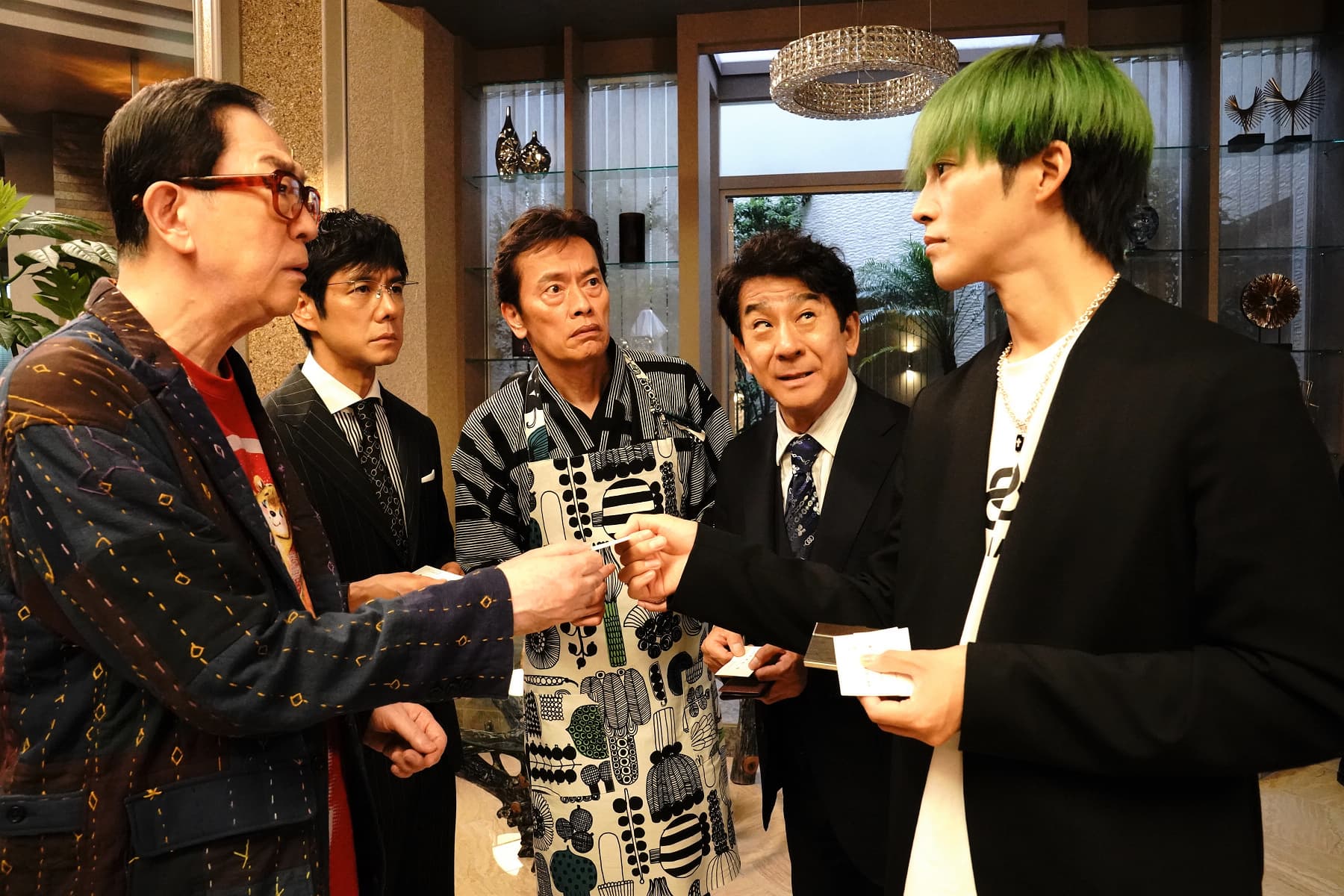 坂東彌十郎(左起)、西島秀俊、遠藤憲一、小林隆和松坂桃李詮釋女主角的五任丈夫。(采昌國際多媒體提供)