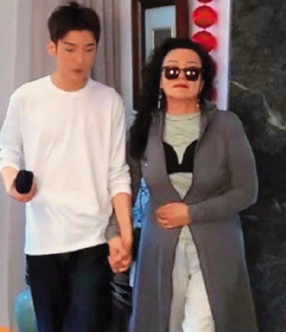 張蘭(右)直播模仿大S到小S公公靈堂的穿著,引起網友撻伐。(翻攝自張蘭抖音)