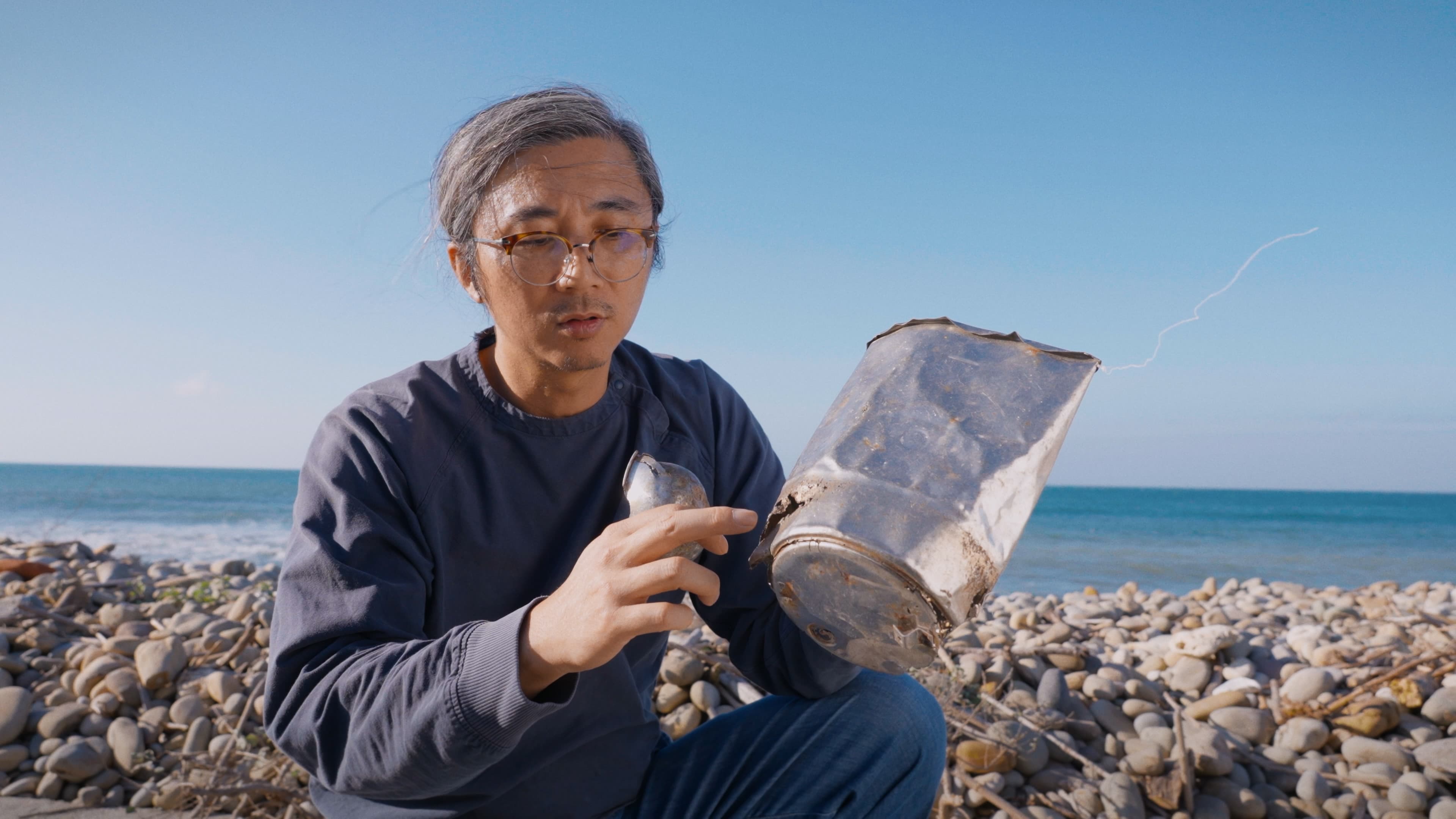 藝術家鄭遠揚分享,鏽蝕、磨損與坑疤是時間慢慢刻出的質地。(公視提供)