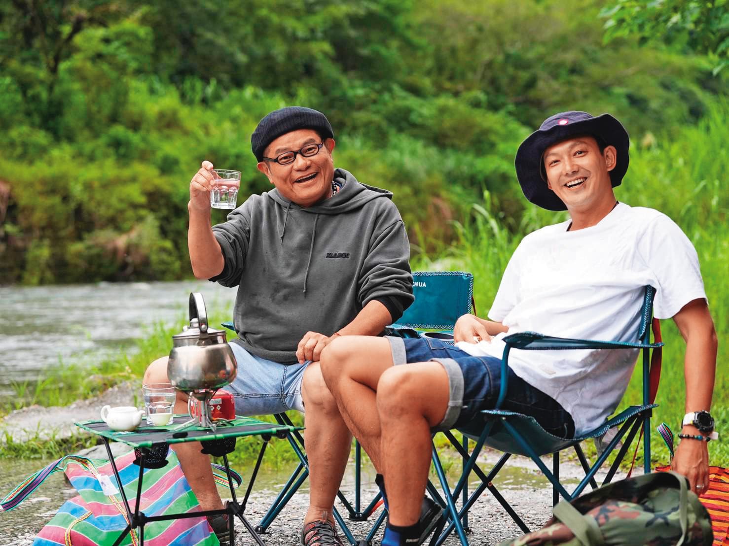 許效舜(左) 與威廉(右)原本不熟悉,直到入主《請問今晚住誰家》主持群,因而成為了超越年齡的知己好友。(映畫製作提供)