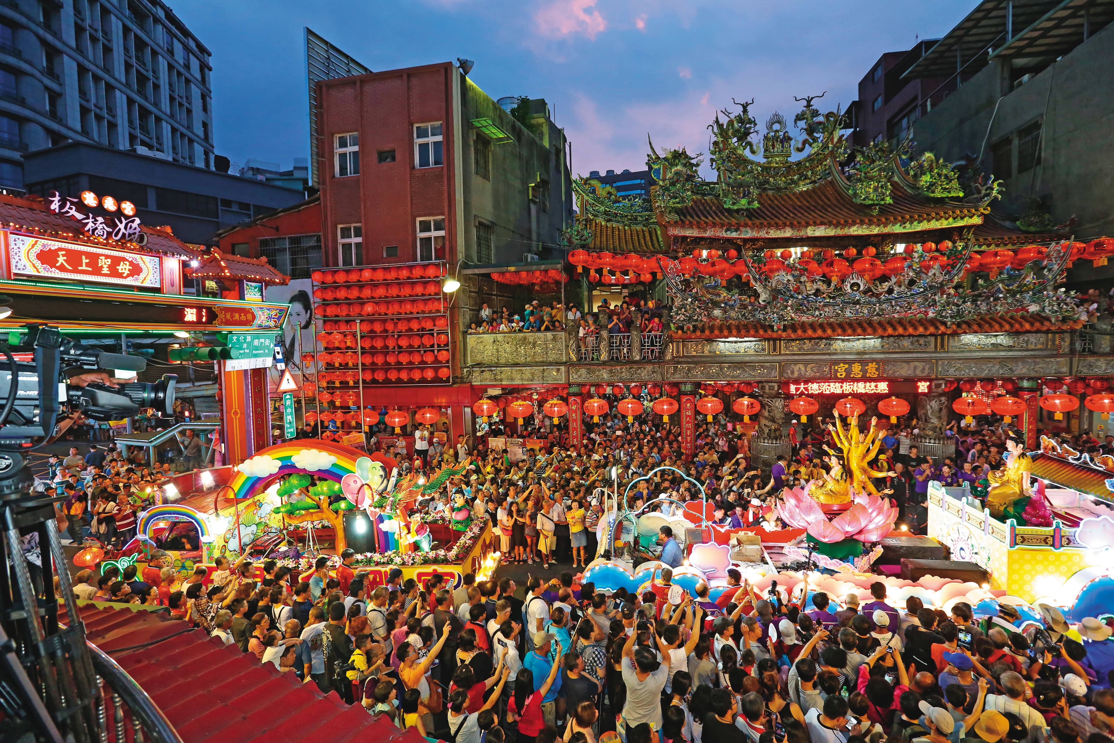新北板橋知名地標慈惠宮,祭典時人聲鼎沸。