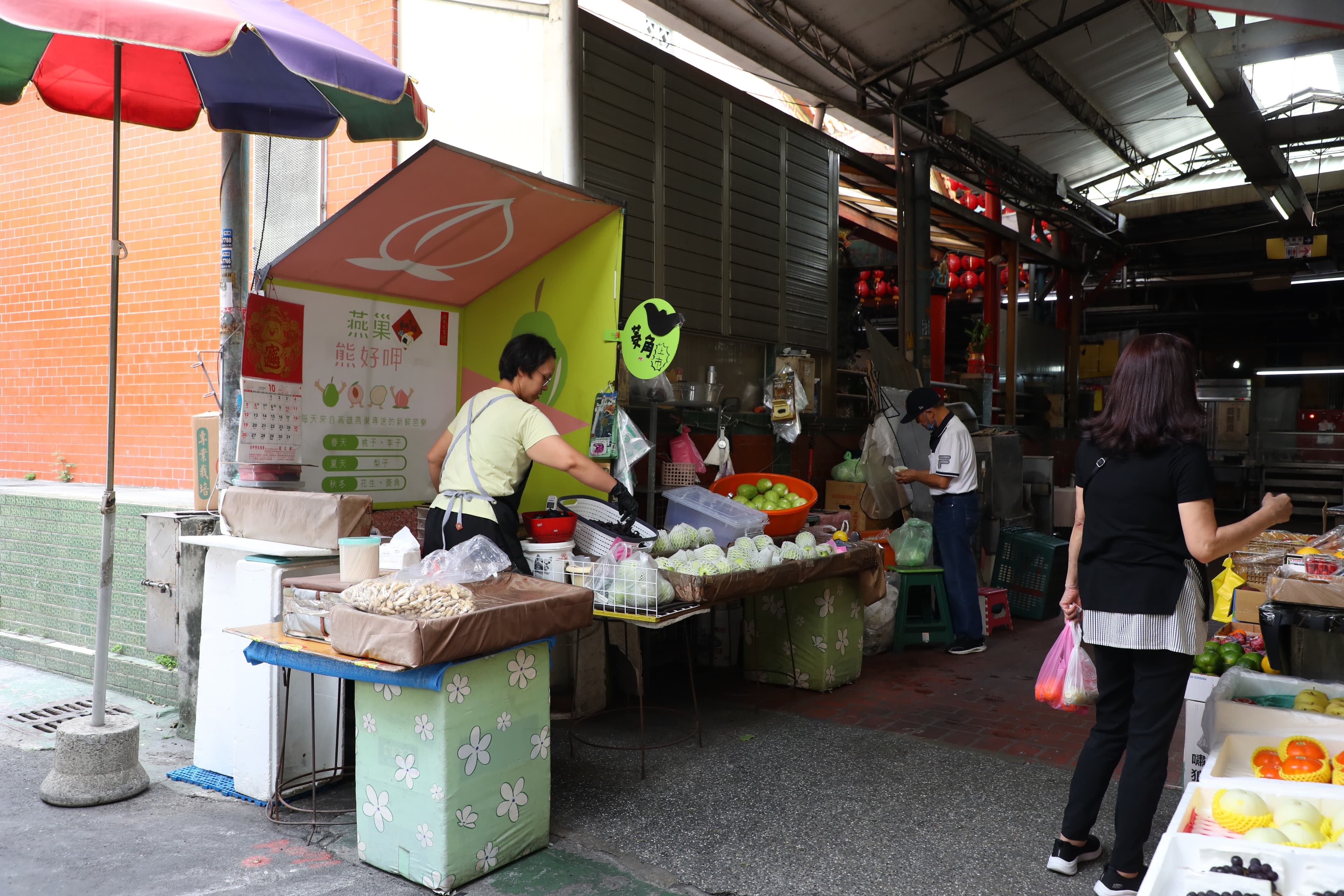 在第二市場台灣大道一段403巷口發現好吃的水果攤。