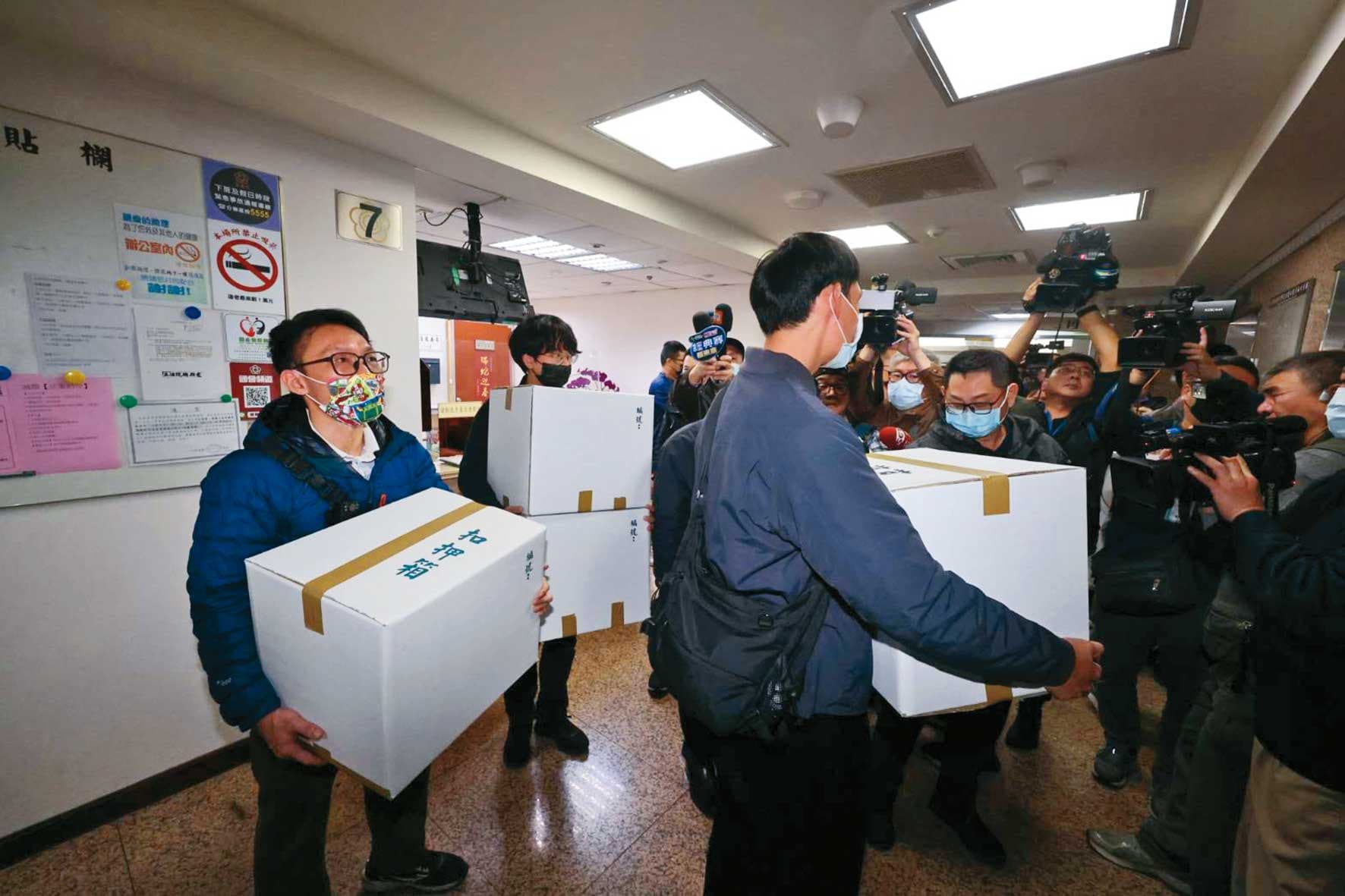 林岱樺指示會計「調節」公費助理薪資,內帳出現「應領」「實領」「須領出」金額,猶如高虹安「小兔帳本」翻版。圖為她辦公室2月遭搜索畫面。