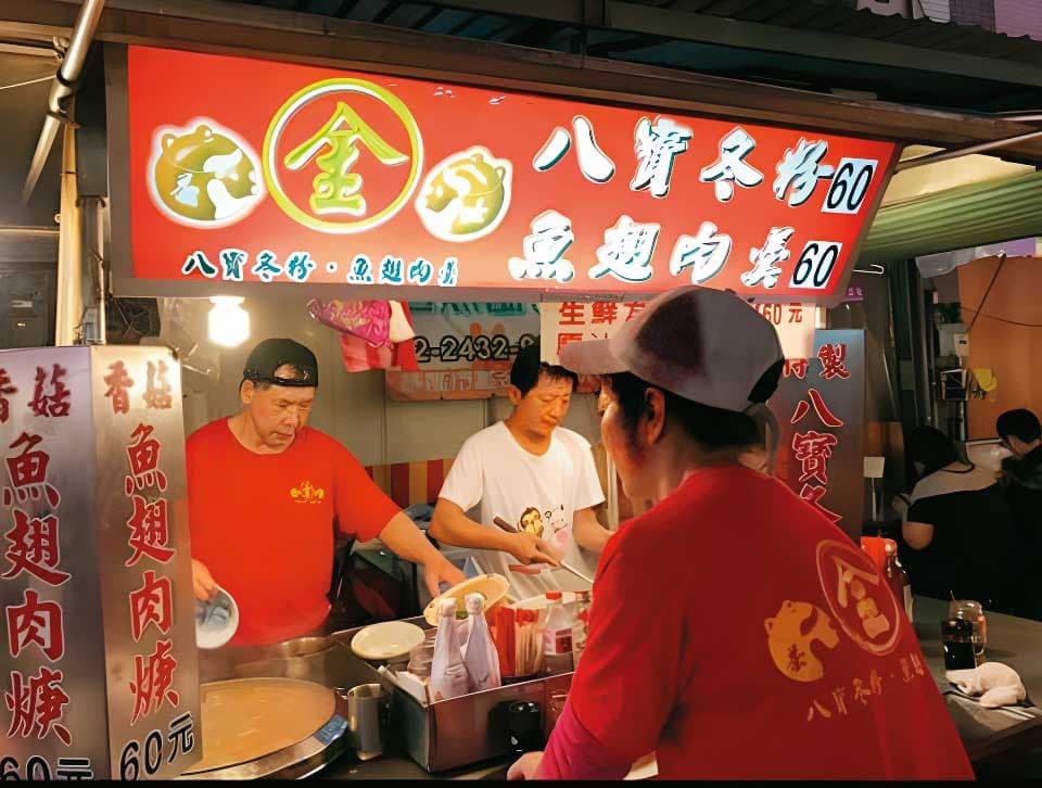金茶壺八寶冬粉原在基隆愛四路設攤，因第3代陳文賢車禍受傷，妻女無力每天推攤車，於是改開街邊店。（金茶壺八寶冬粉提供）
