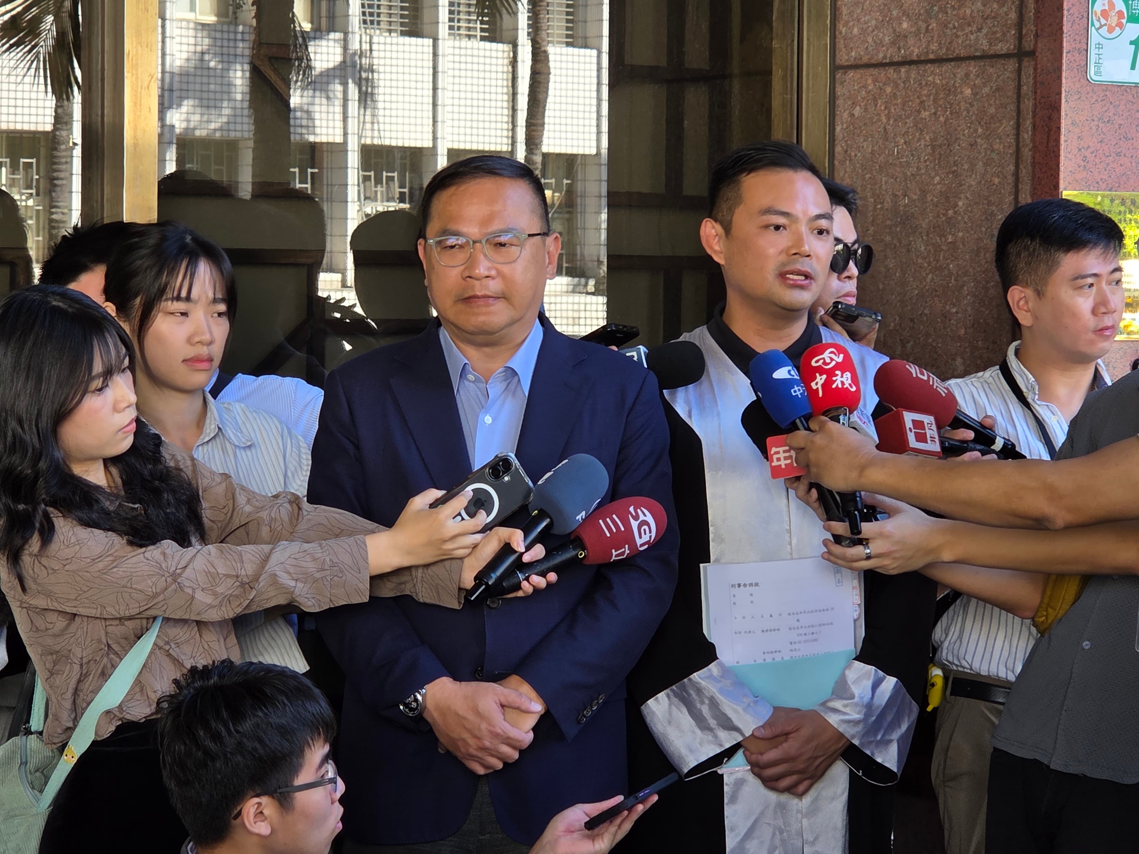 王義川今天上午在律師陳君璋陪同下控告黃國昌等7人。