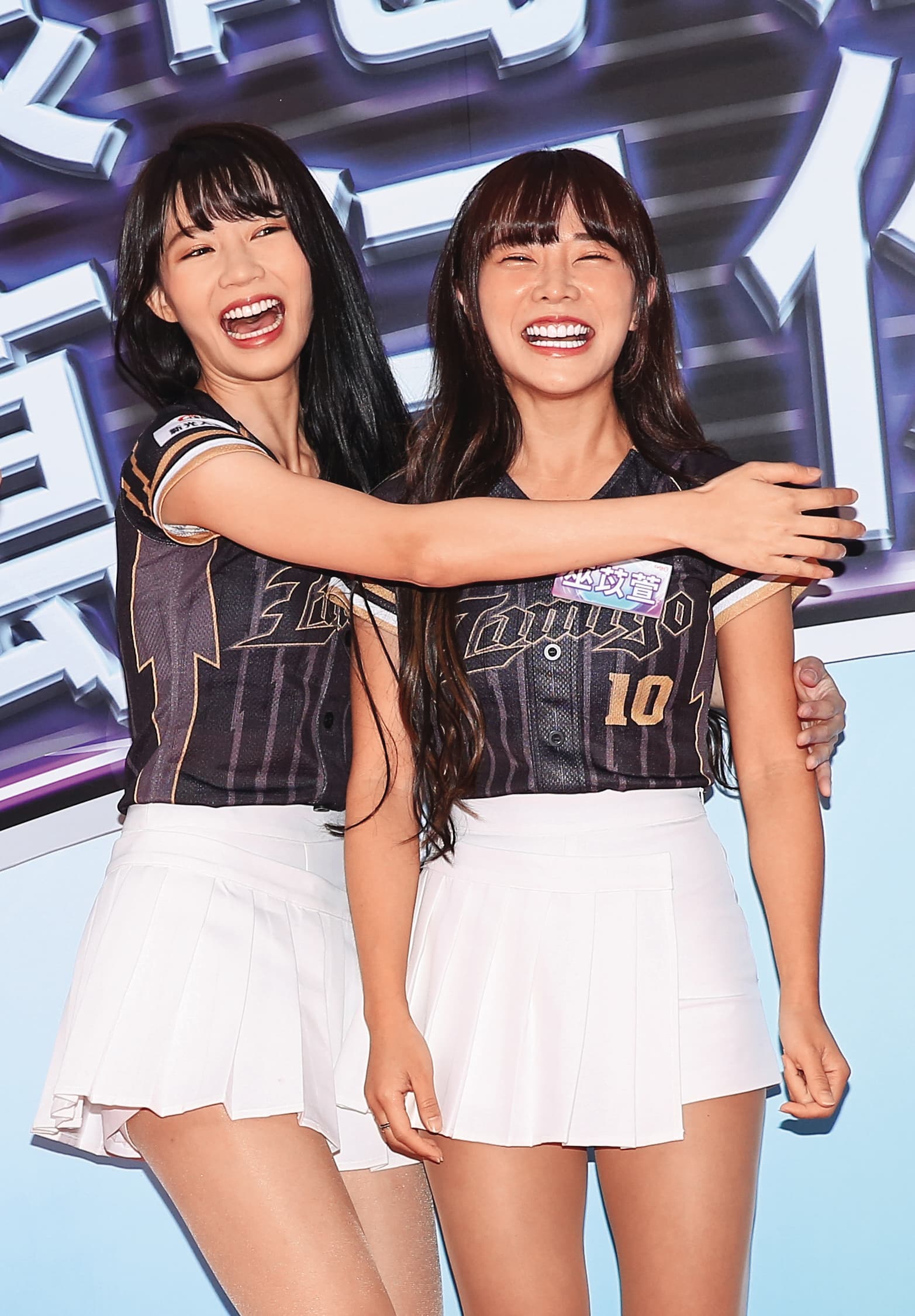 2019年時巫苡萱(右)為LamiGirls隊長,與團員Yuri(左)感情深厚。