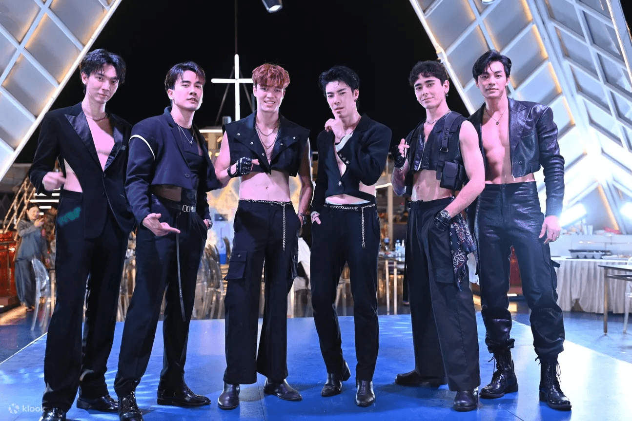 海洋天空遊輪晚宴上提供精彩的人妖秀與猛男表演。(Klook提供)