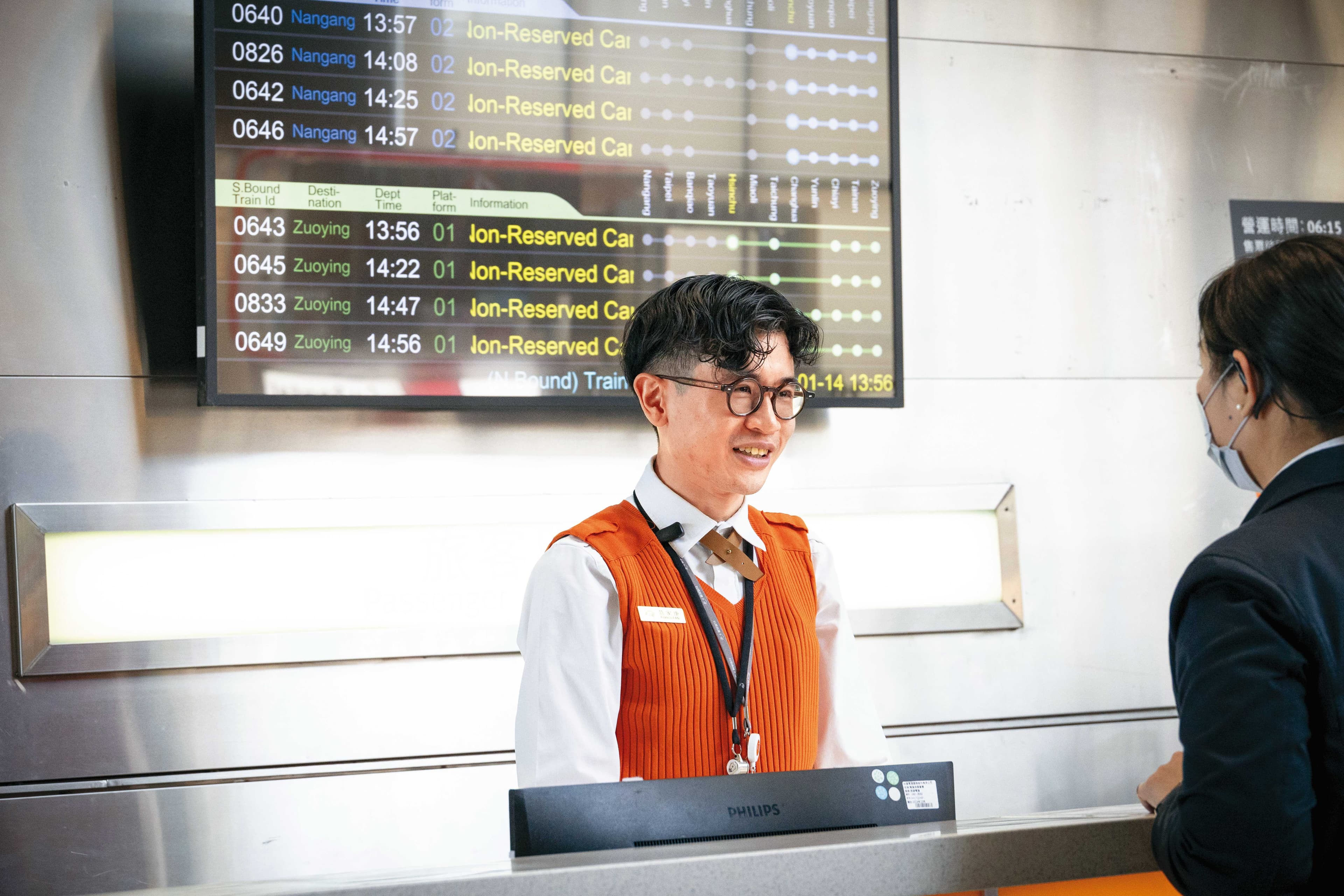 范家康(左)說,最常被乘客詢問的,是交通轉乘問題。
