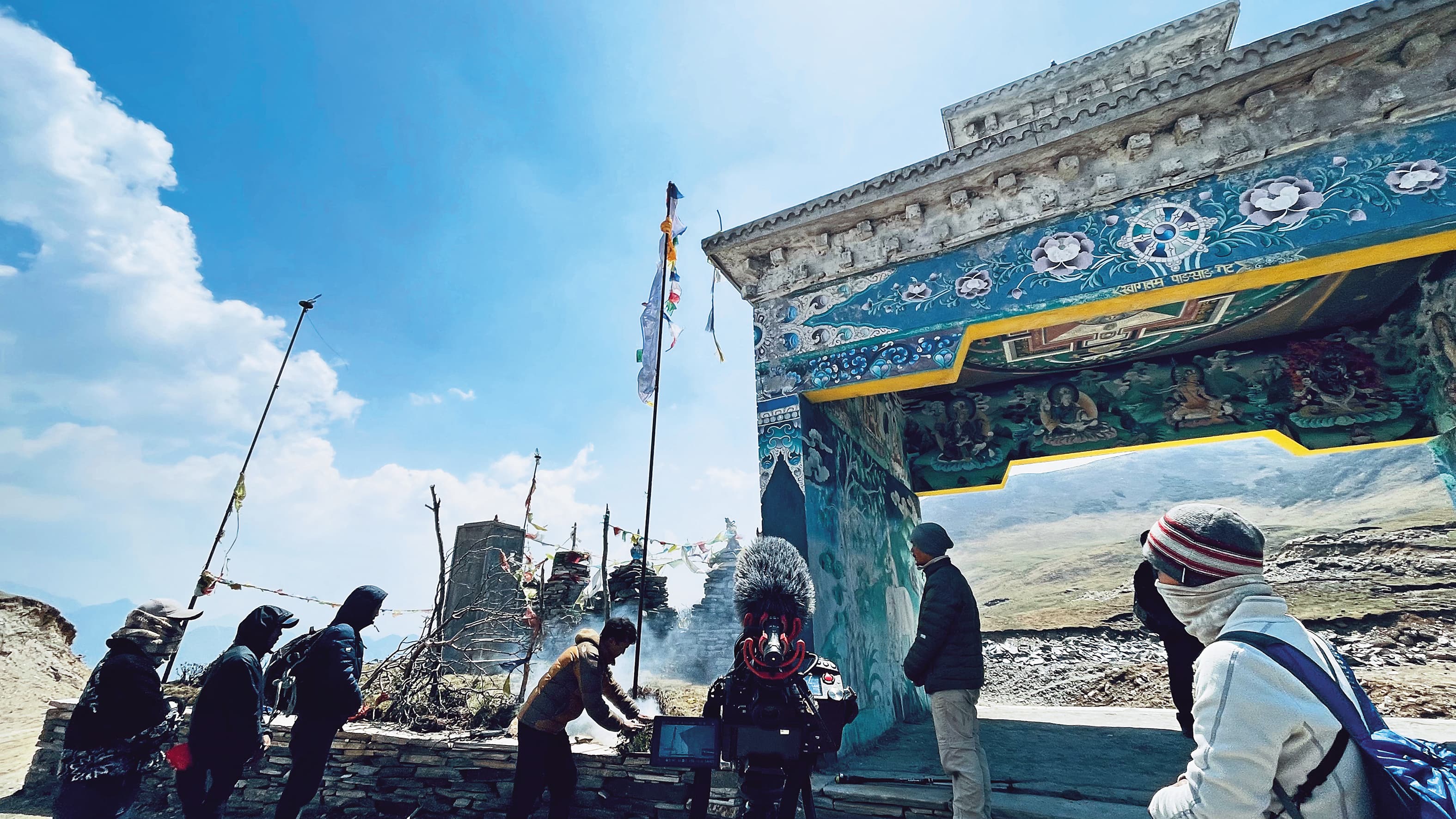 尼泊爾當地攝影師已有在高山拍攝的經驗,器材充電也不是問題。(羅苡珊提供)
