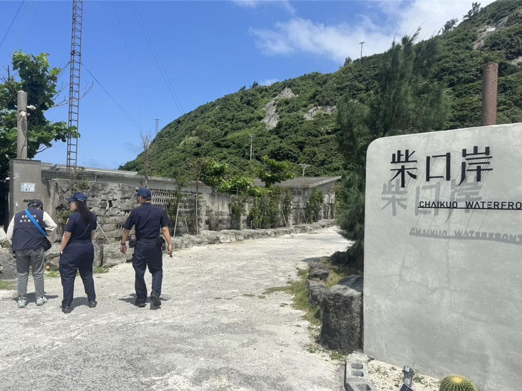 台東縣府今日上午前往綠島「柴口岸」民宿稽查,確認是非法營業且屬違建。(台東縣政府提供)