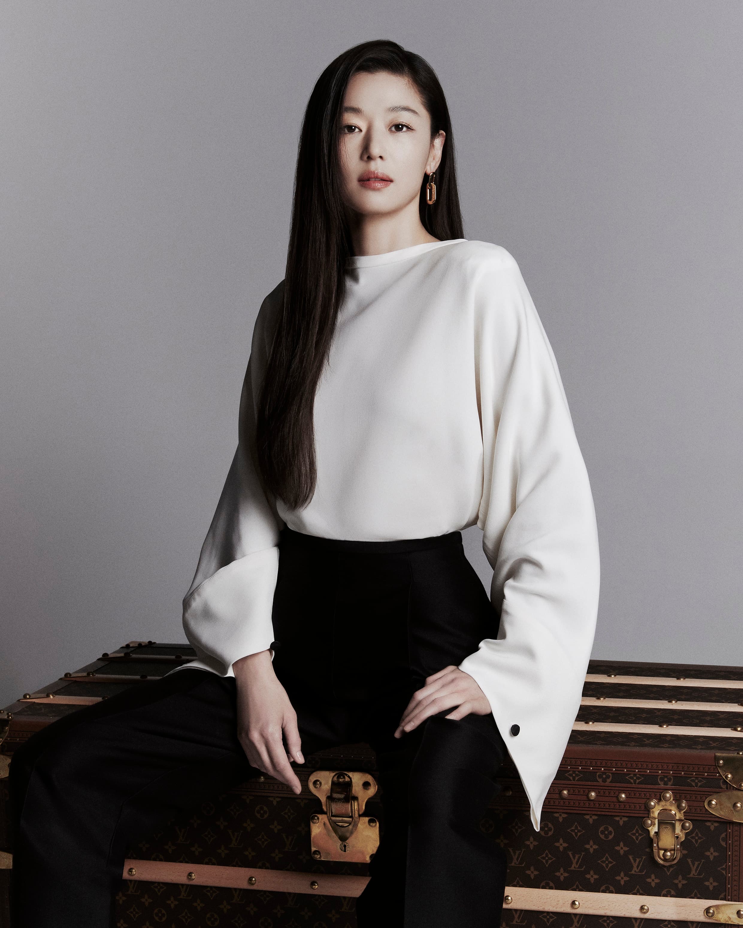 全智賢氣場十足,再度展現千頌伊般的女神氣魄。(路易威登提供)