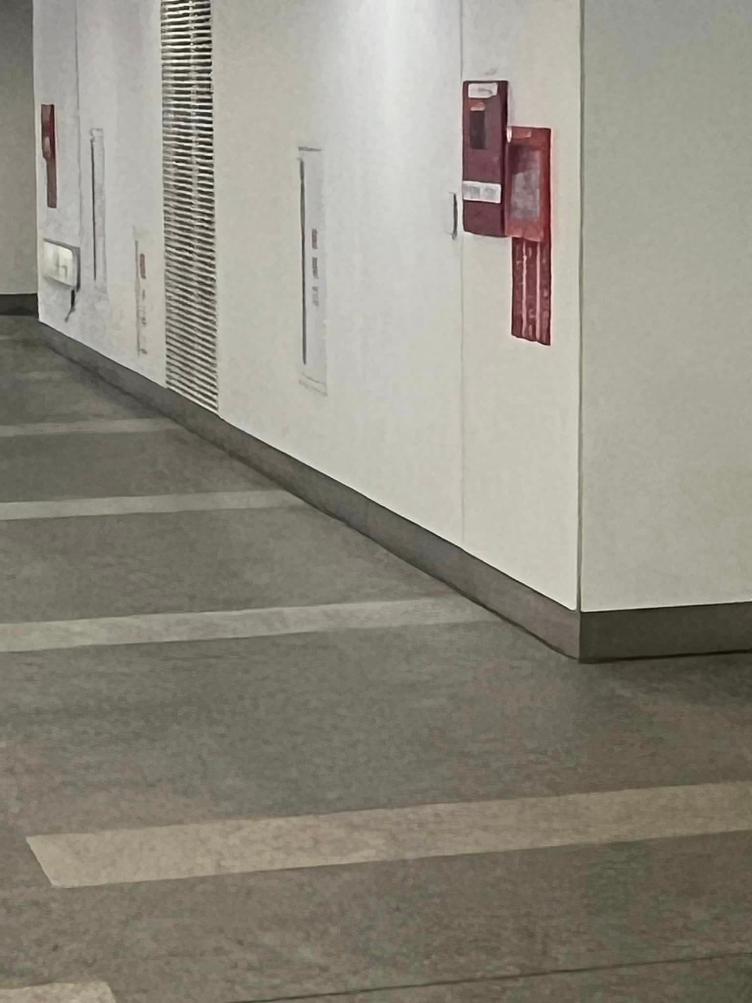 粉專揭露曾目睹街友跑進維修口內睡覺,擔憂安全問題。(翻攝臉書粉專「你們鬼哥の三貓流的某一年夏天」)