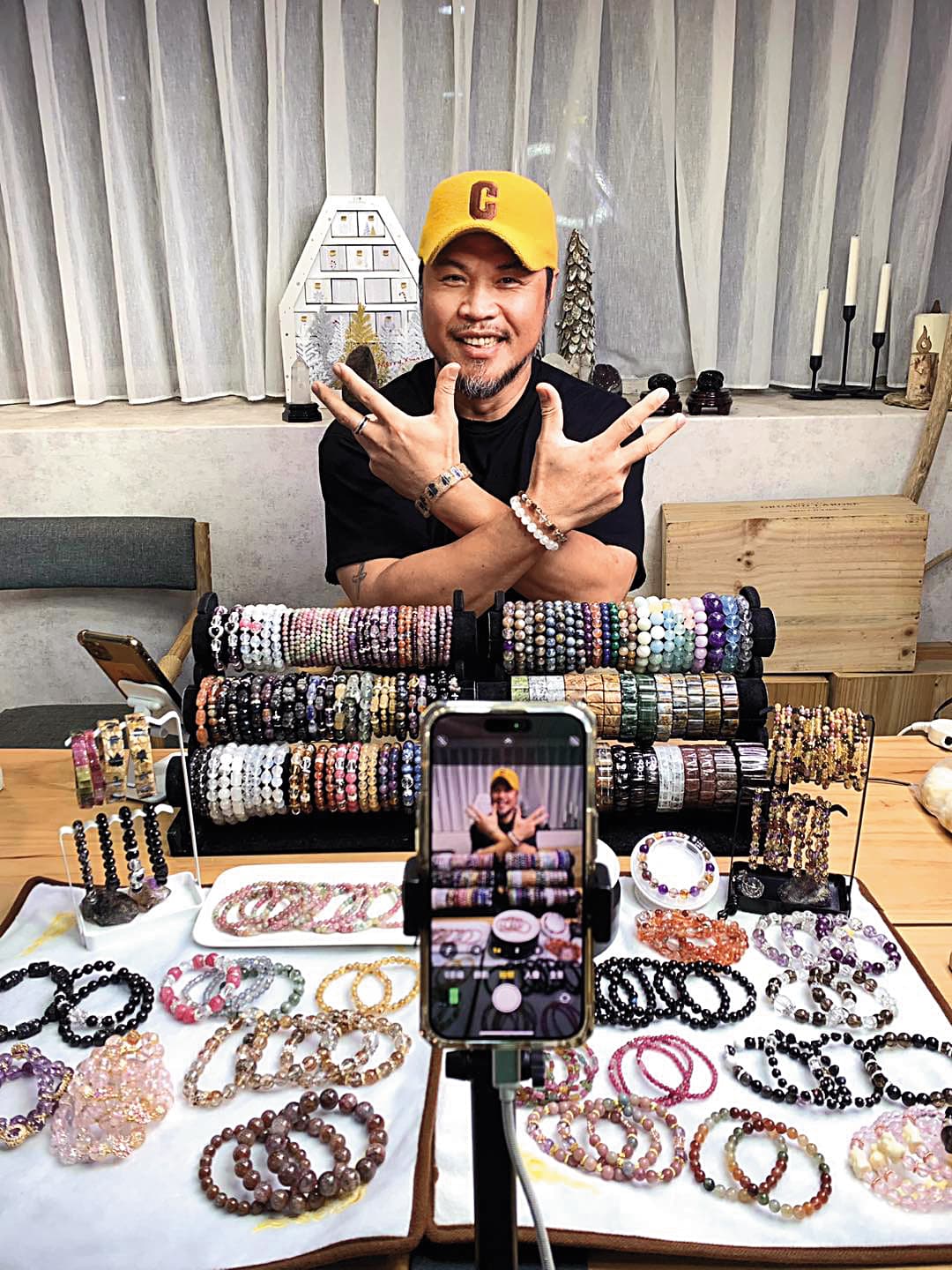 演藝圈通告量變少,陳致遠多元化經營副業,曾在網路開直播賣水晶,維持生計。(翻攝自陳致遠&林秀琴的樂fun人生臉書)