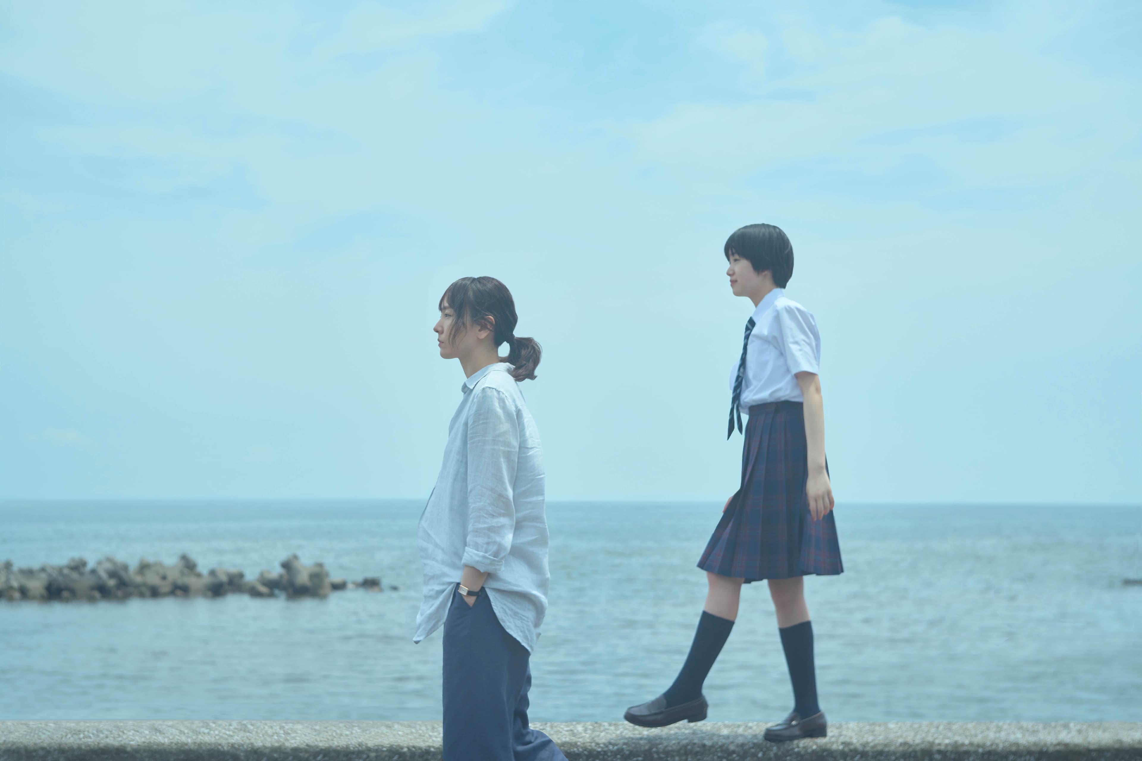 新垣結衣(左)在《異國日記》中與美少女早瀨憩(右)同住一個屋簷下。(天馬行空提供)