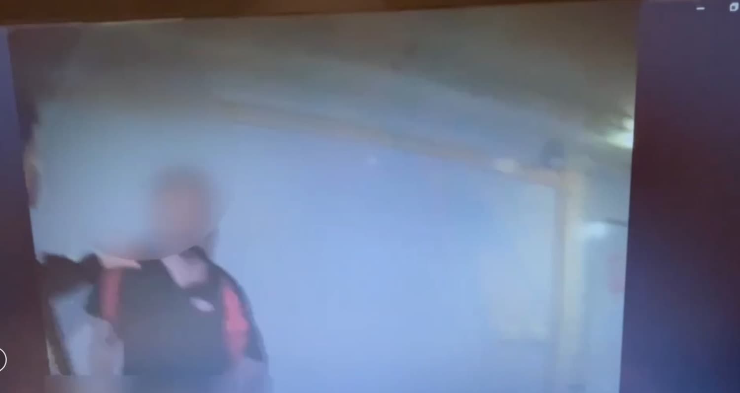 紀男見警方到場，仍醉言醉語的亂扯要到妹妹家，事後調查他根本沒有妹妹住在該大樓。（翻攝畫面）