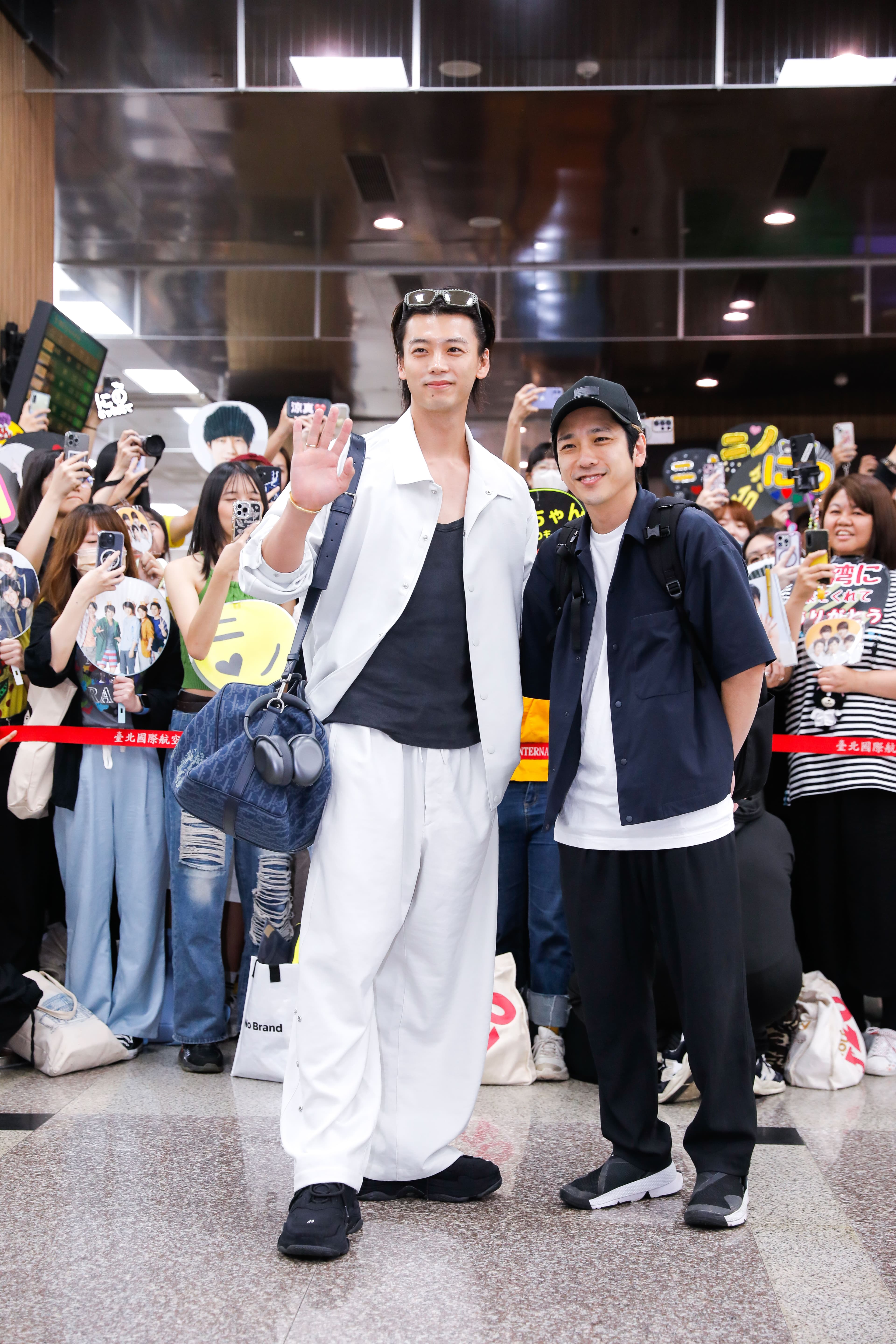 二宮和也(右)與竹內涼真身上都有藍、白、黑元素,而且還是互補的「師徒裝」搭配。
