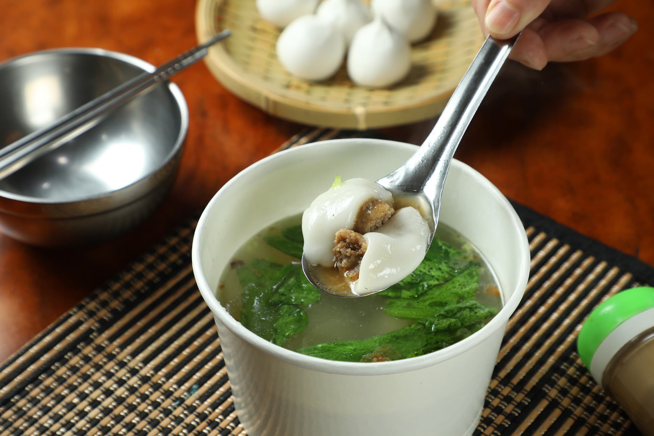最早賣完的「鹹湯圓」，以軟嫩外皮包入肉汁豐富的豬胛心內餡而大受歡迎。（70元／份）