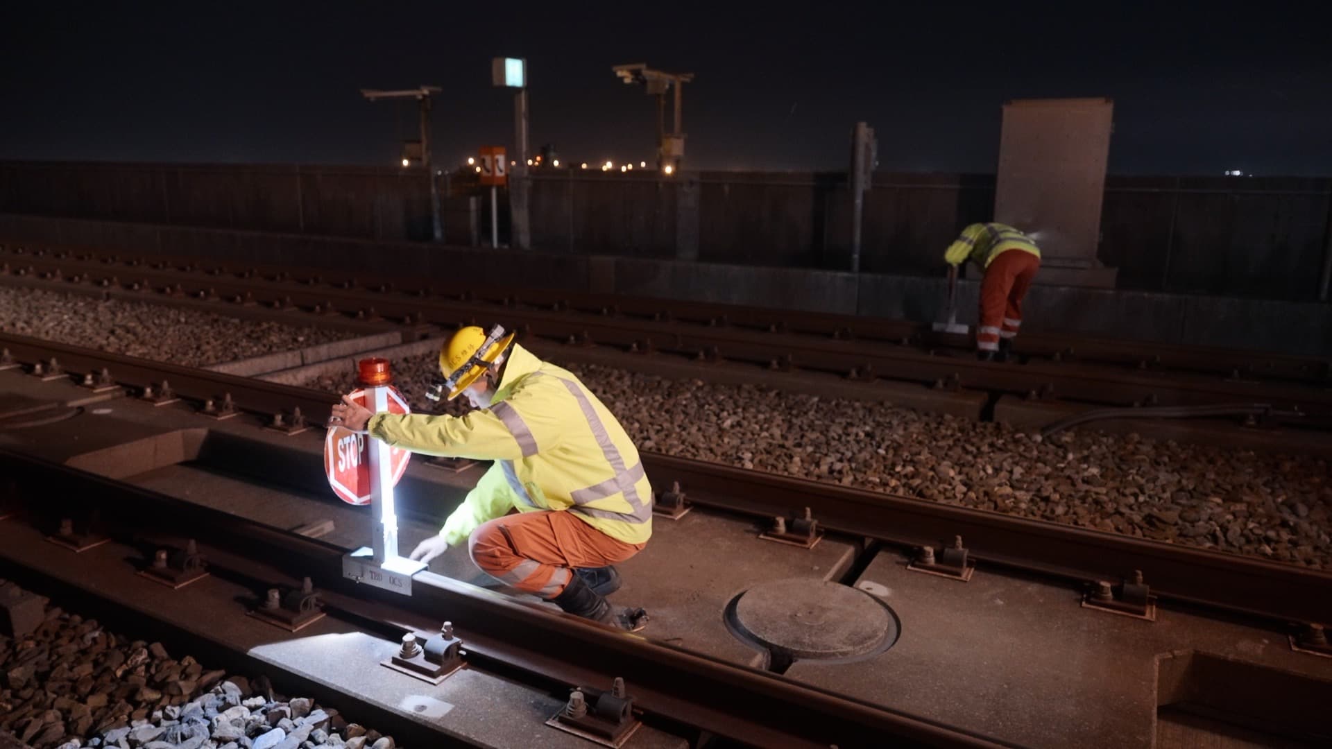 電車線檢修無論颱風、地震,都需要到場排除異狀,是對體力、信念的極大考驗。