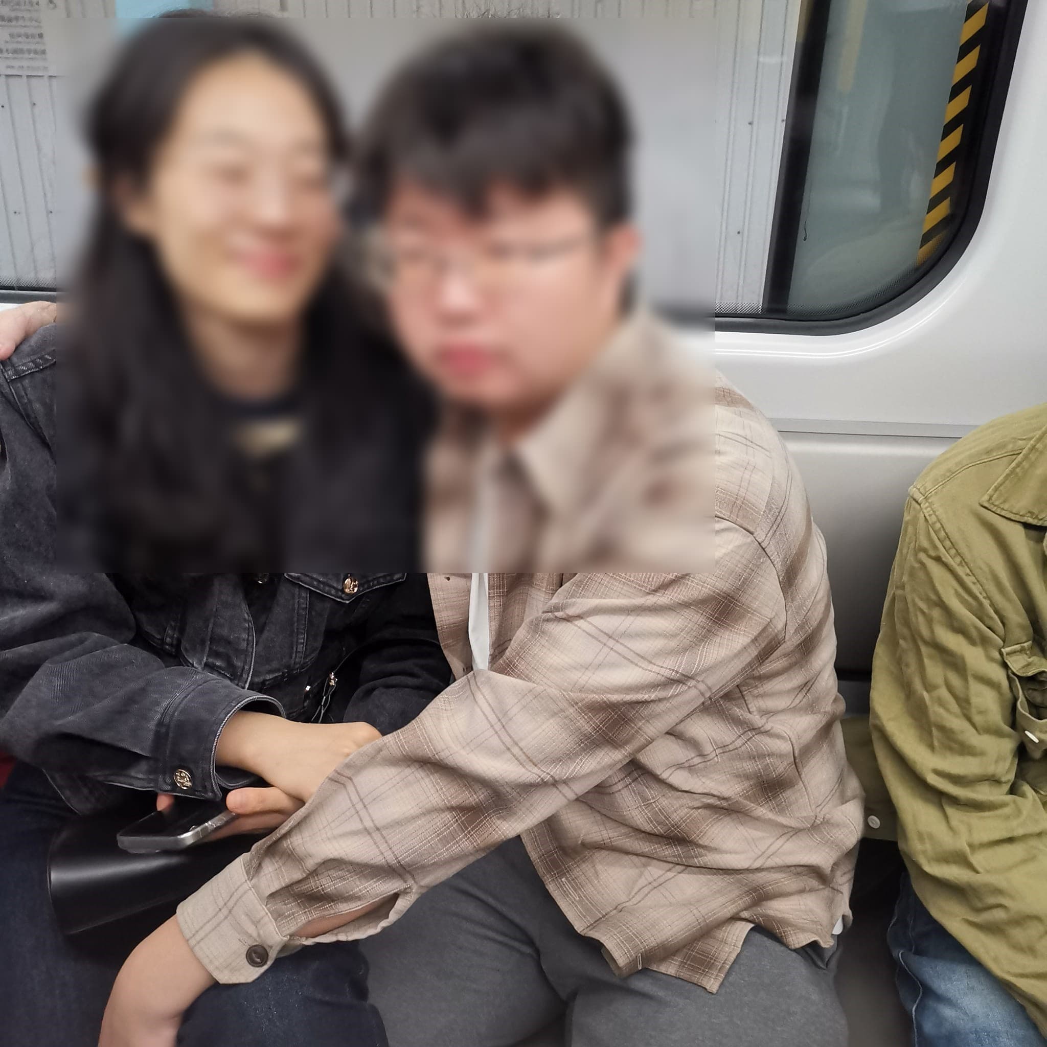 這對情侶毫不在意旁人眼光。（翻自臉書）