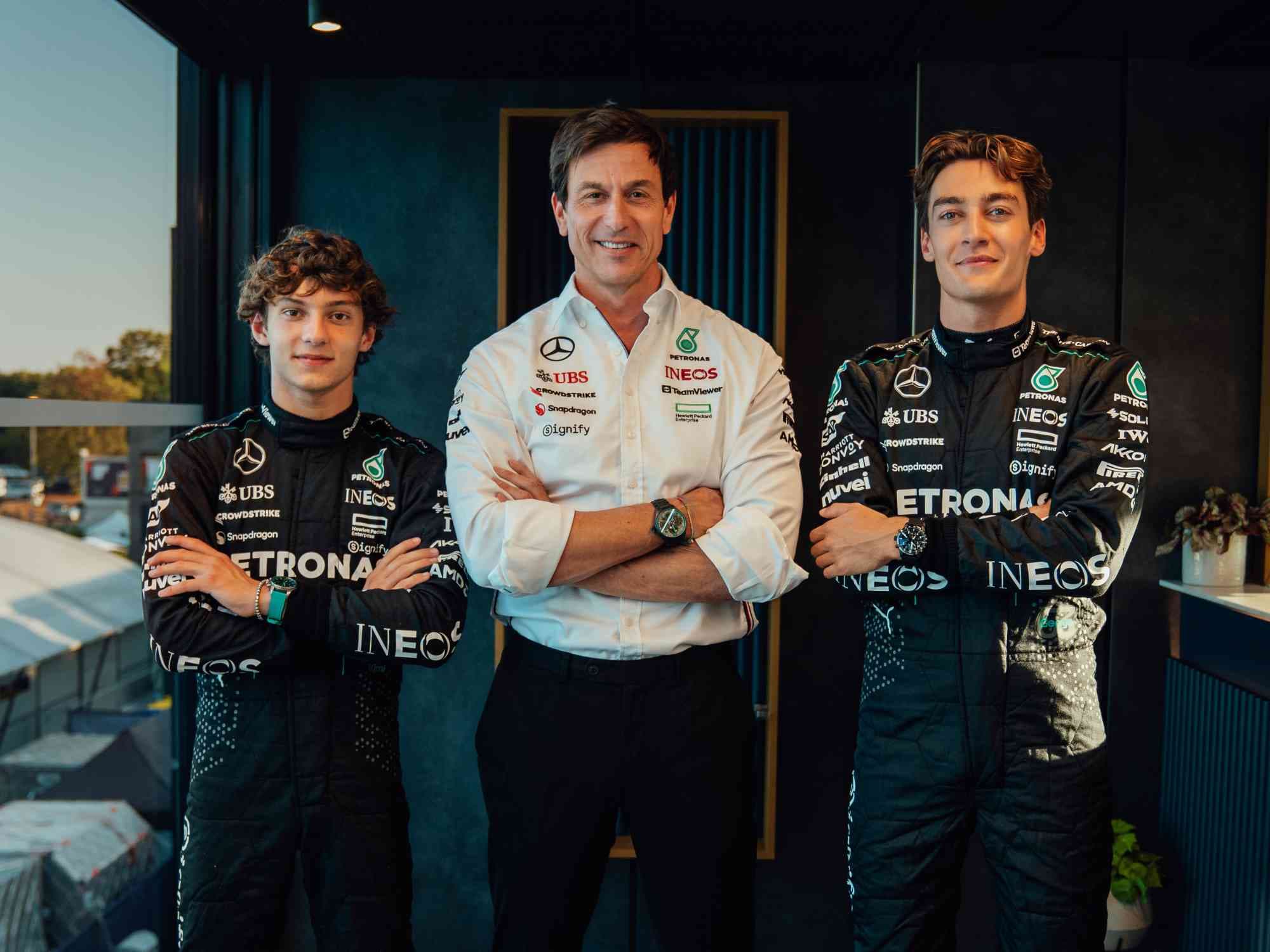 IWC與Mercedes-AMG PETRONAS F1車隊長期合作,三位靈魂人物George Russell(右)與Kimi Antonelli(左)與領隊Toto Wolff 都是大明星。