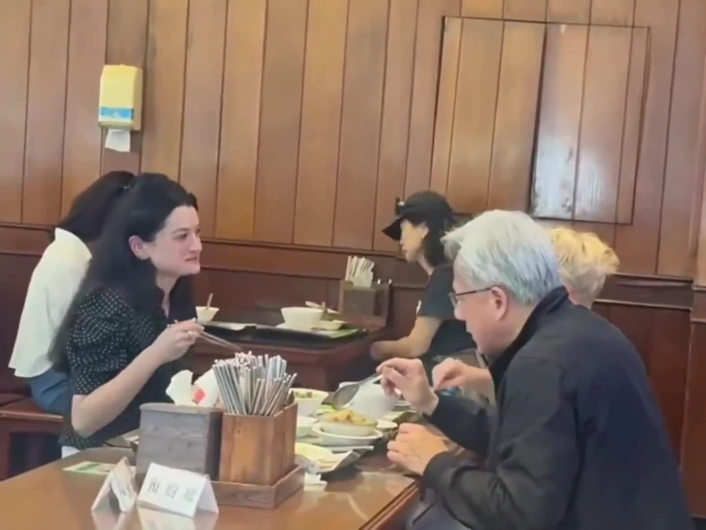 黃敏珊吃飯時被捕捉到跟爸爸黃仁勳撒嬌的模樣。(X@RealNickMugalli)