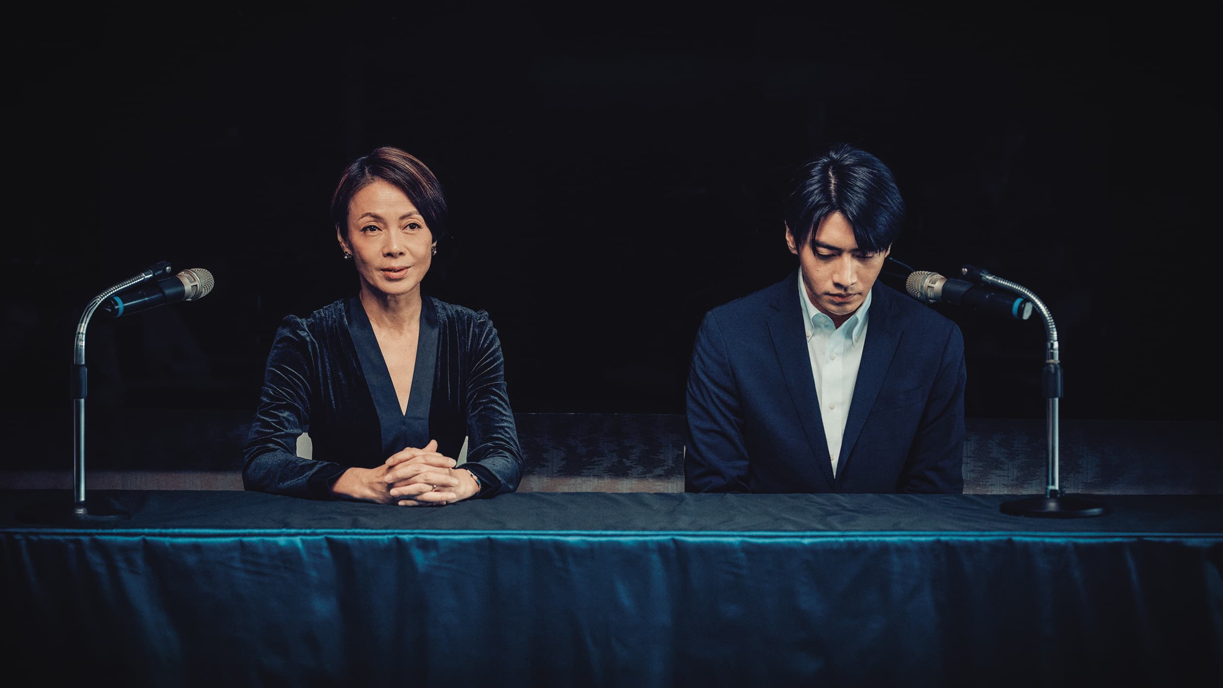 宋柏緯(右)在《死了一個娛樂女記者之後》和柯淑勤(左)有很多對手戲。(鏡文學提供)