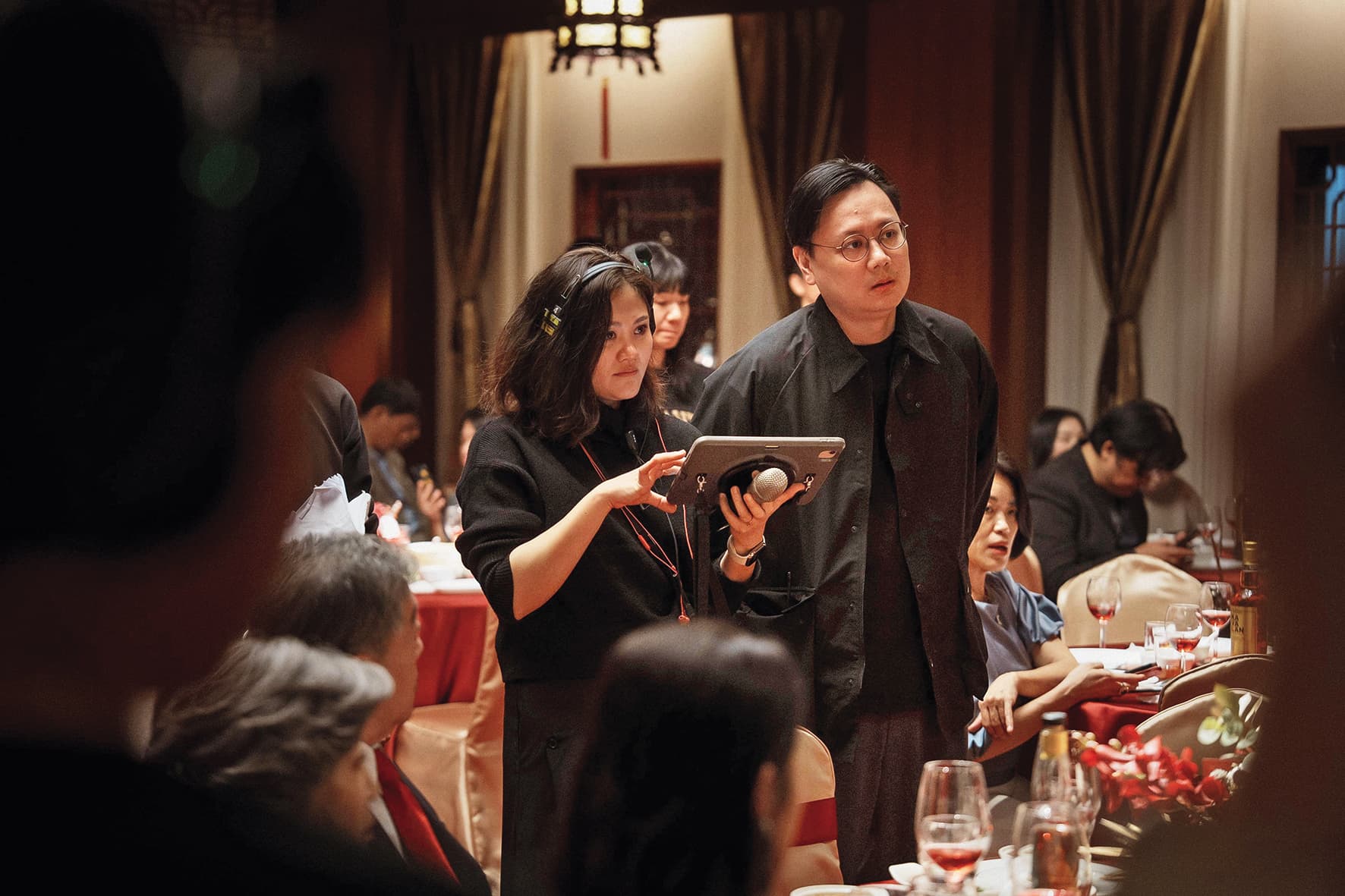 許承傑(右)表示,圓山飯店的幅員廣闊、格局方正,適合片中兩場婚禮的設定。(水花電影提供)