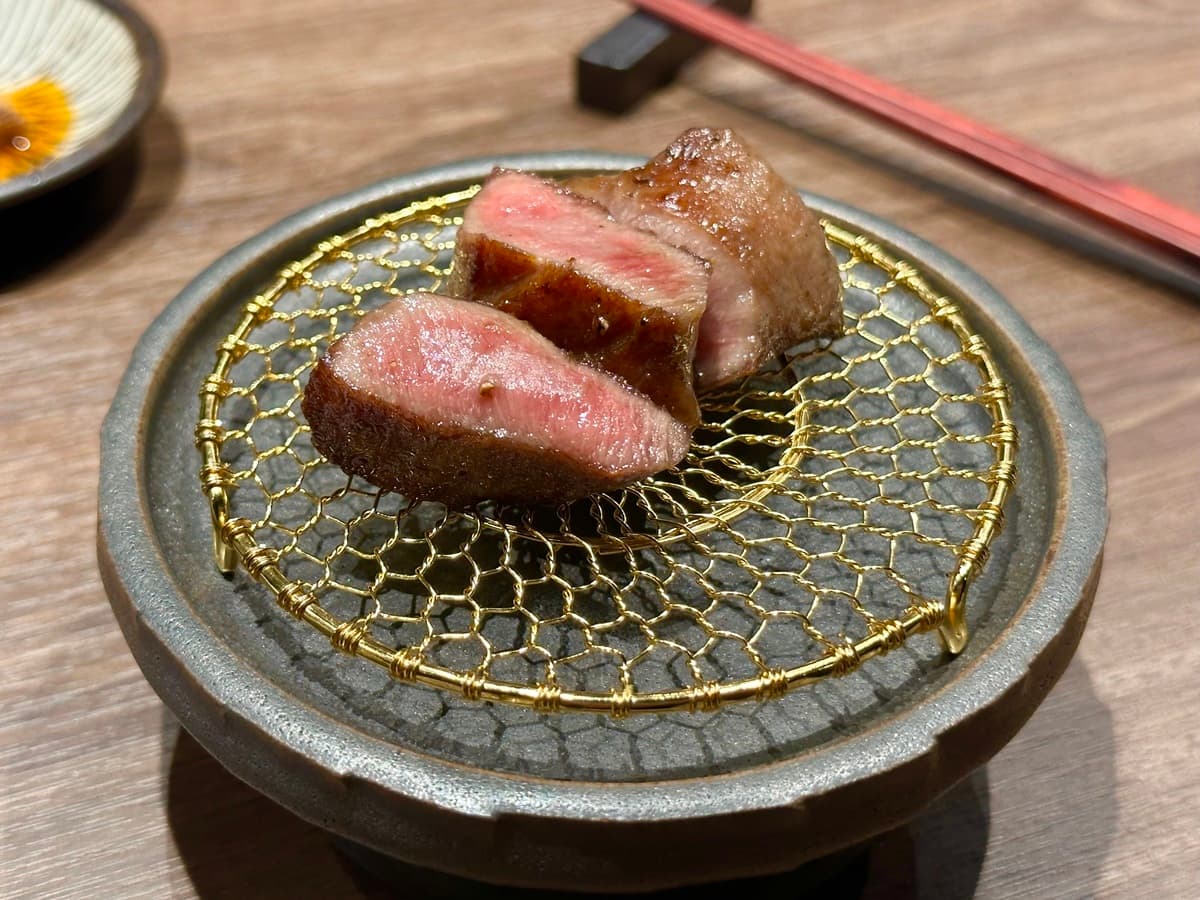 「牛舌/金桔」酸甜果香讓軟彈牛舌吃來很清爽。