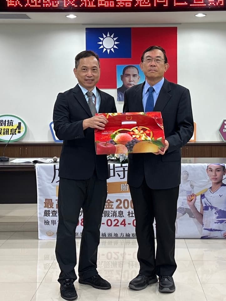 檢察總長邢泰釗今專程赴橋頭地檢署嘉勉專案小組,他呼籲天下沒有白吃的午餐,境外勢力正以前所未有的利益與方式,意圖影響國人,國人應避免接受敵對勢力指示、委託或資助,以免觸法。