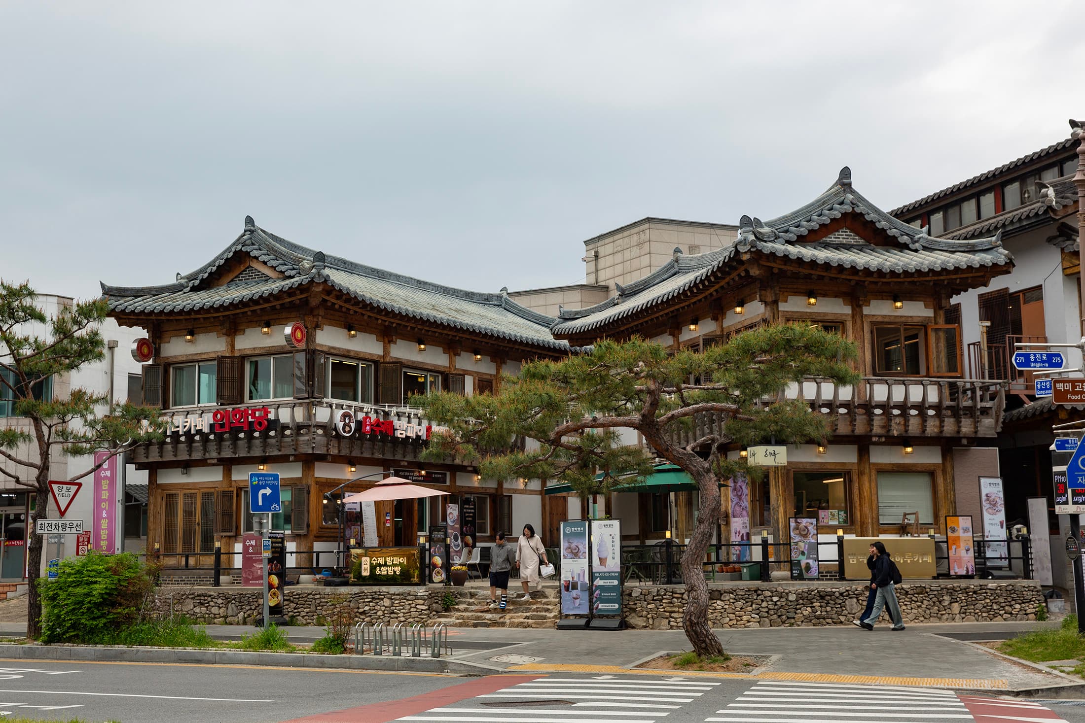 位於公山城正對面的「하루카페&밤떡명」,以復古的韓屋建築外觀吸引旅人前來。