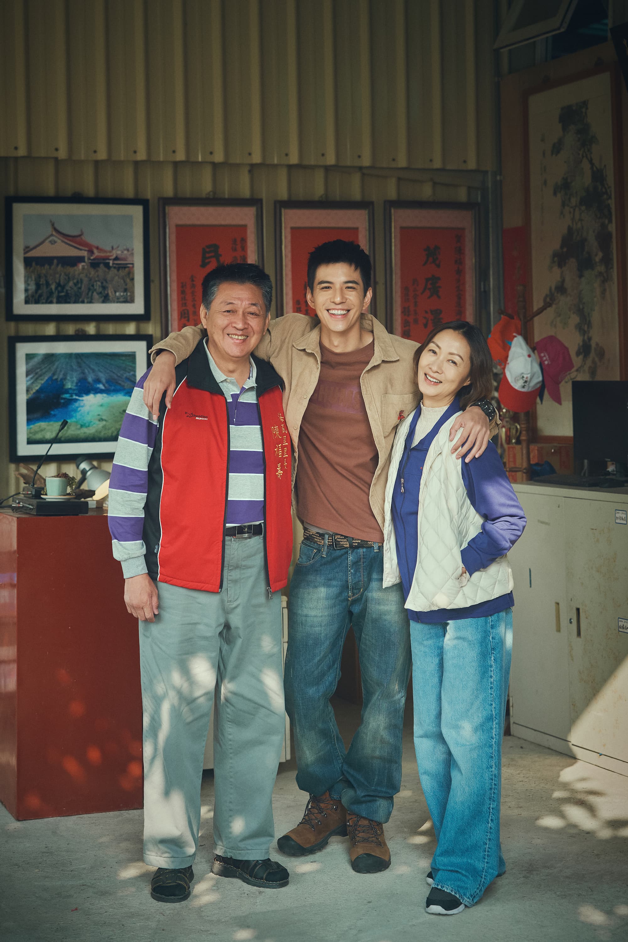《不如海邊吹吹風》庹宗華（左起）、林柏叡和鄭家榆飾演的親切熱情的里長一家人。（大川大立提供）