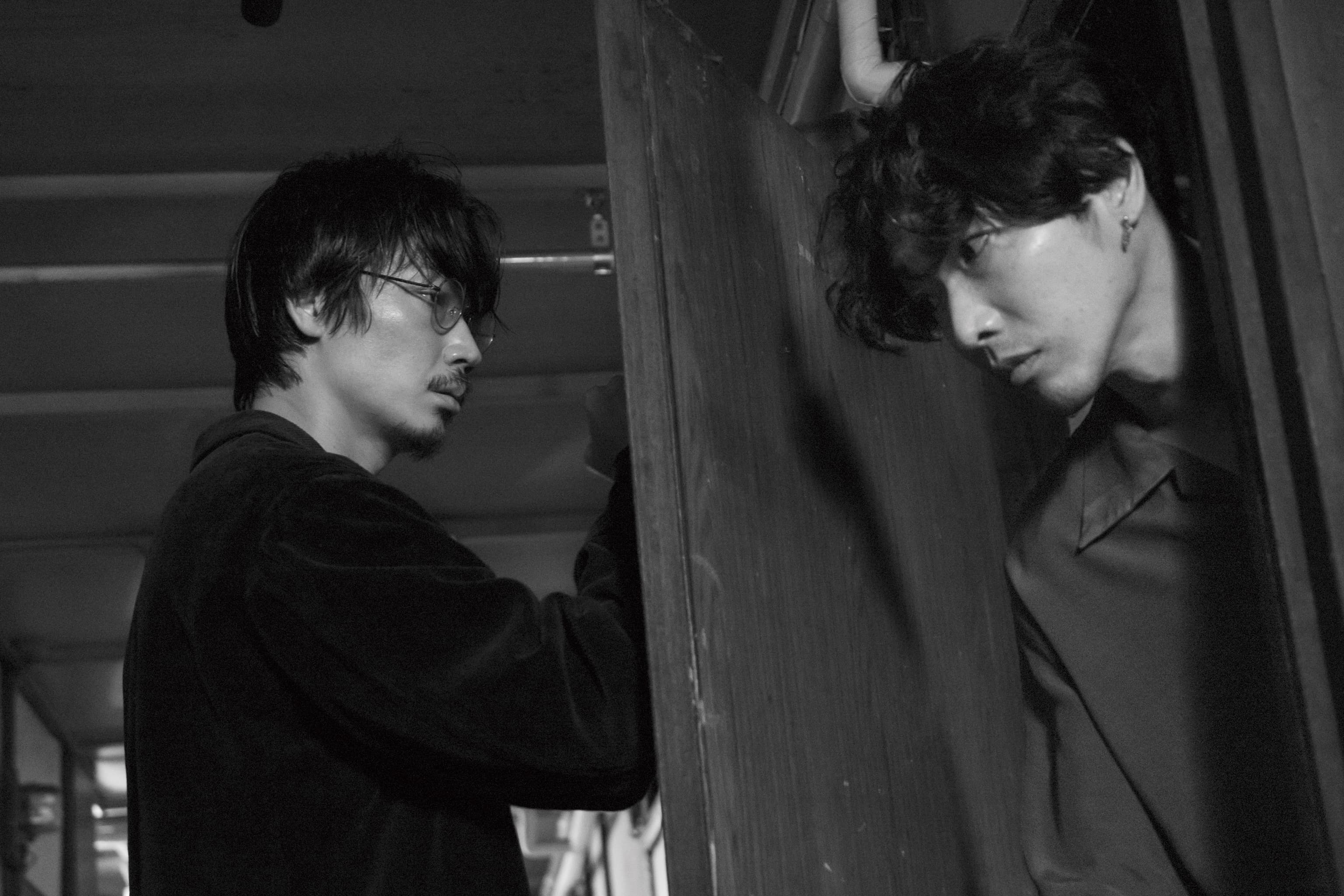 綾野剛(左)與柄本佑合作《花腐》默契十足,接受視訊聯訪時互相真情告白。(中影提供)