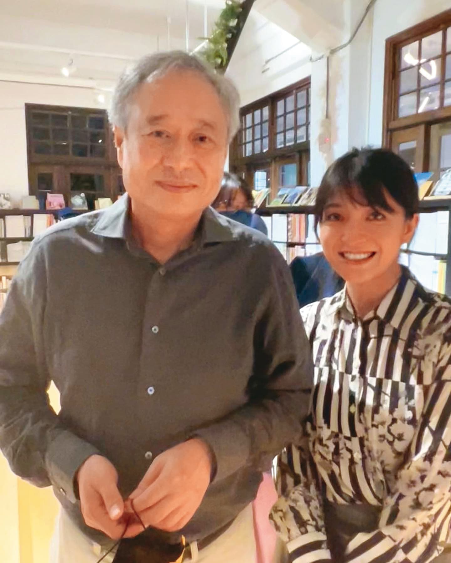 楊婕(右)多年前因上課與李安(左)導演相遇,她把合照放上IG,發文表示心情緊張、臉發紅。(翻攝自楊婕IG)