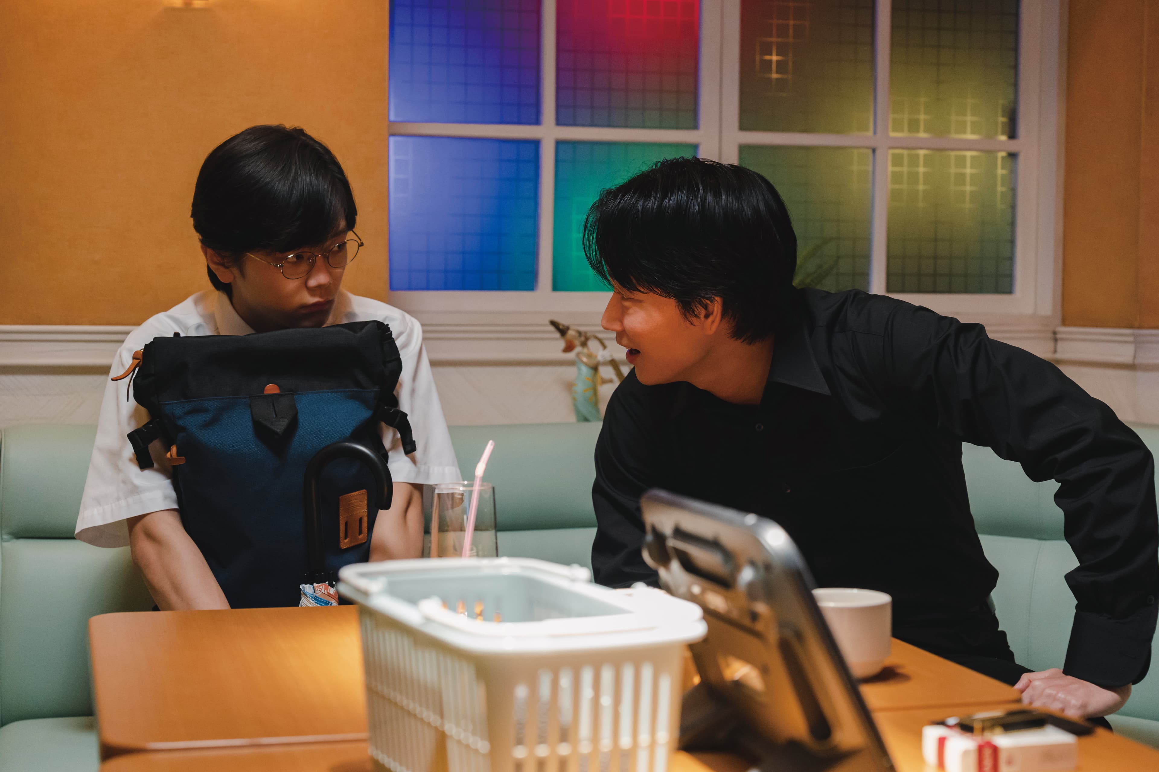 綾野剛（右）在拍攝期間積極與導演討論，該如何讓齋藤實的表演更突出並讓角色更具魅力。（天馬行空提供）