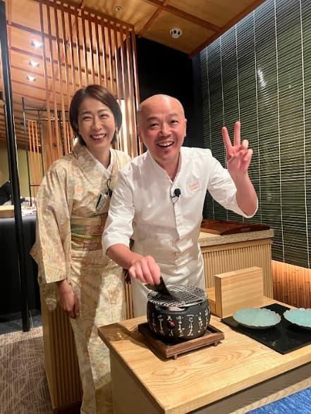 性格開朗直率的押野主廚與太太素子,經常對鏡頭露出開心笑容。