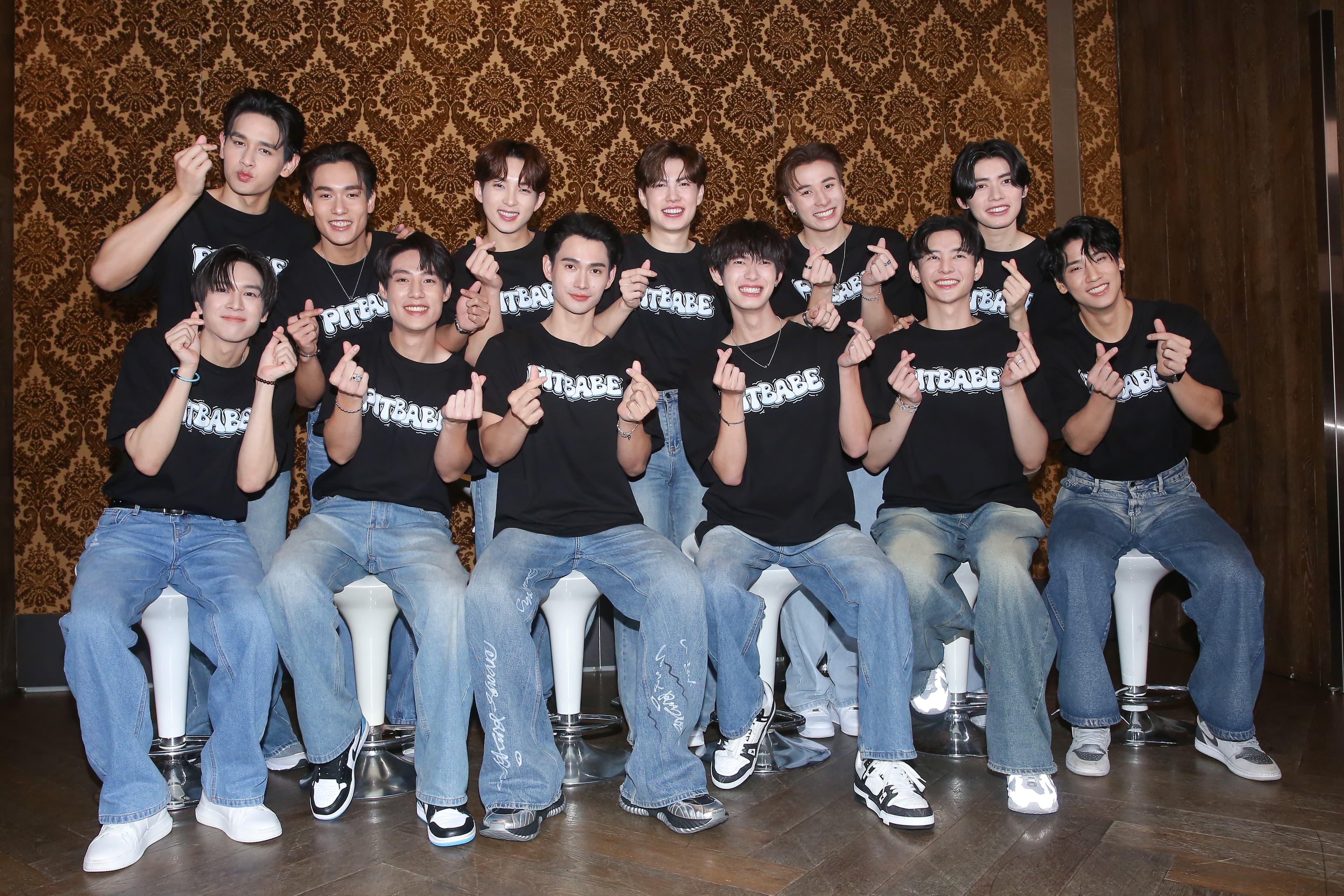 《極速戀人 Pit Babe the Series》台北場將會有別於其他城市的特別表演內容。Pon(前排左起)、Sailub、Pavel、Pooh、Nut、Ping,Pop(後排左起)、Lee、Garfield、Benz、Michael、Topten。