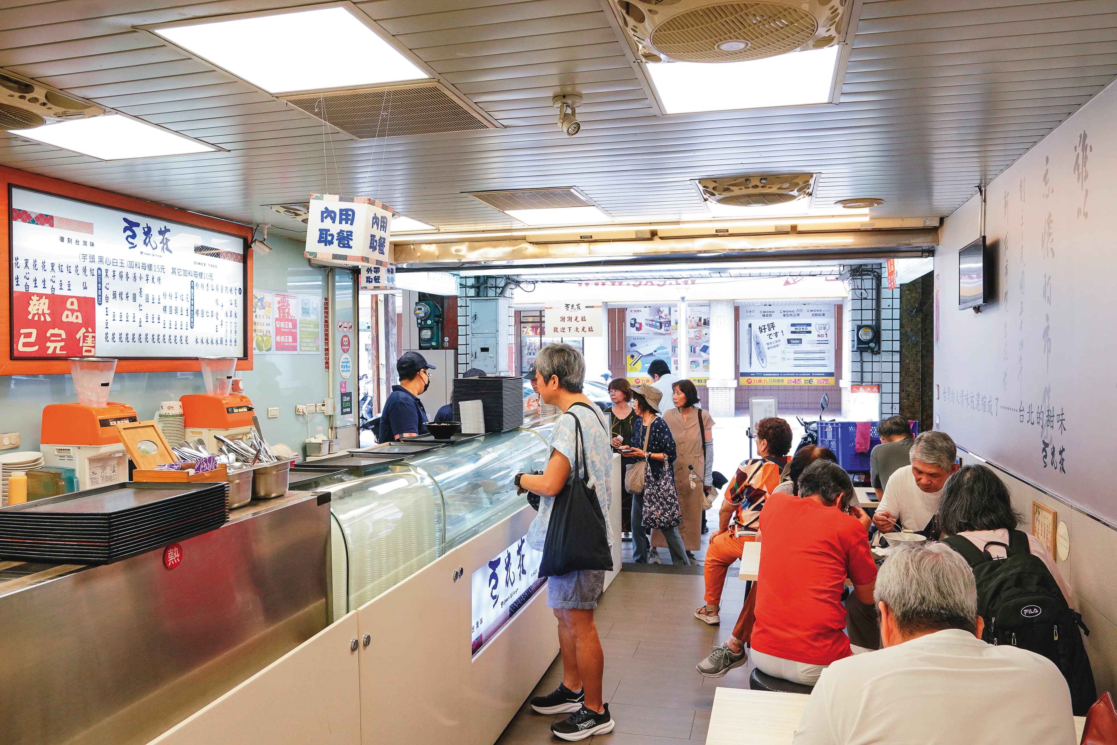 豆花莊本就是高人氣豆花店,在輝達執行長黃仁勳親臨後,銅板美食排隊隊伍更長了。