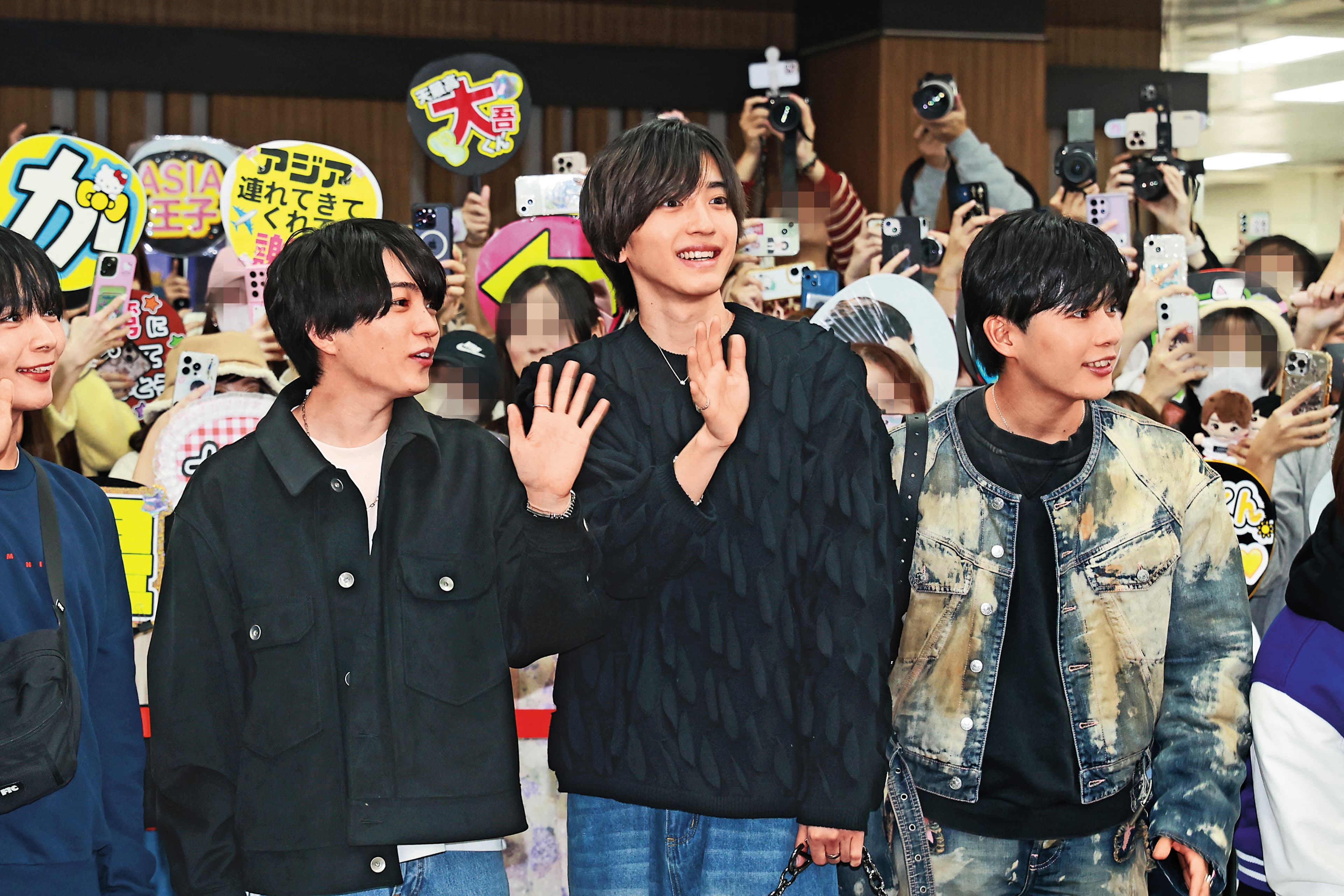 「浪花男子」成員道枝駿佑(中),被視為是木村拓哉接班人,這顏值站C位小編完全同意。左為西畑大吾、右為長尾謙杜。