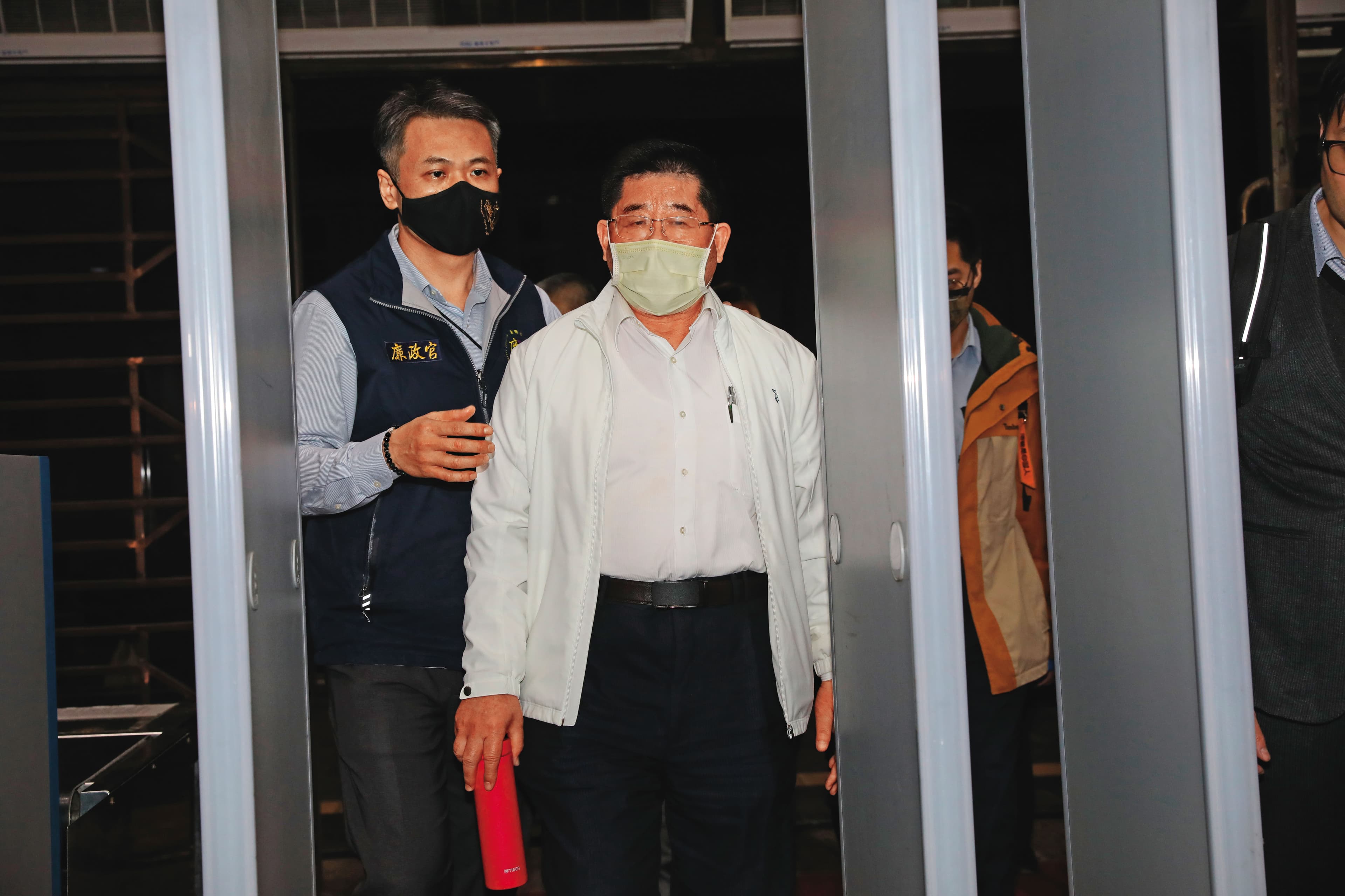 台灣智慧光網董事長李慶煌(右)否認行賄,因罪嫌重大以350萬元交保。