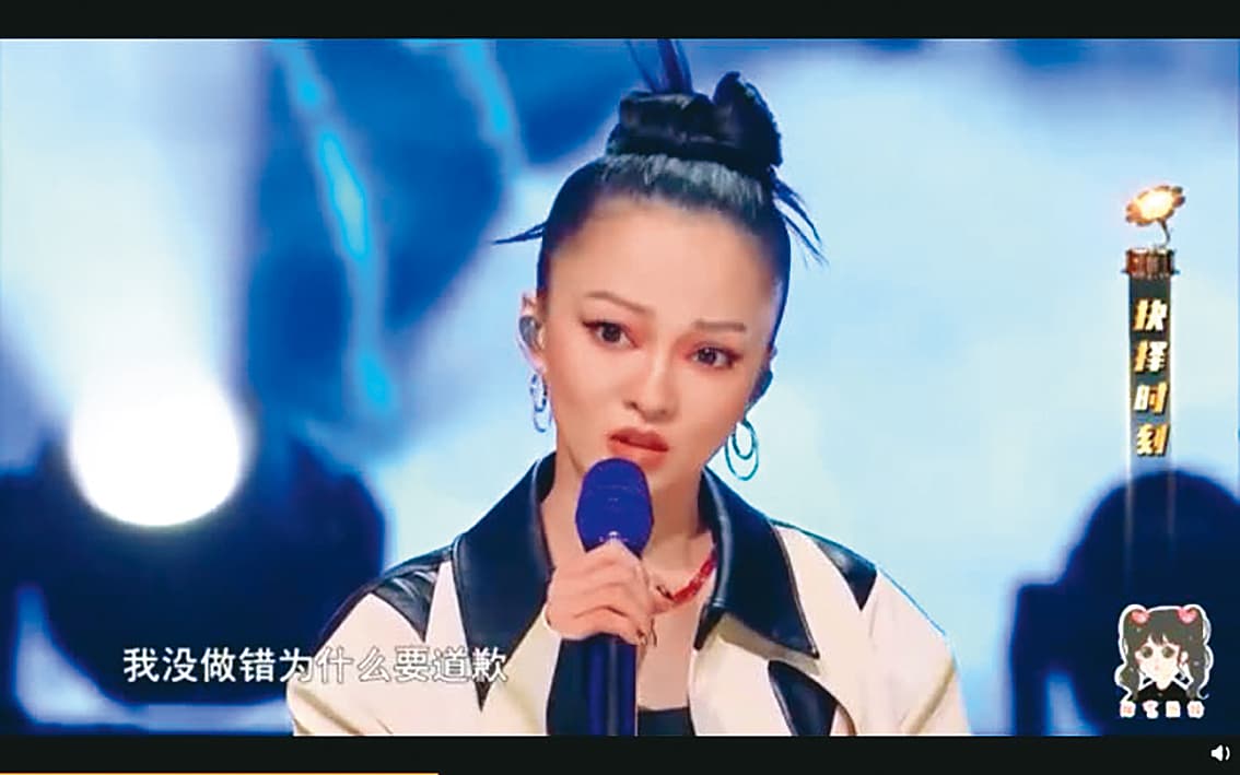 張韶涵在節目《天賜的聲音》中，吐露當年遭父母惡意指控時的委屈，揭露唱片公司曾全員包圍逼迫她出面道歉。（翻攝自微博）