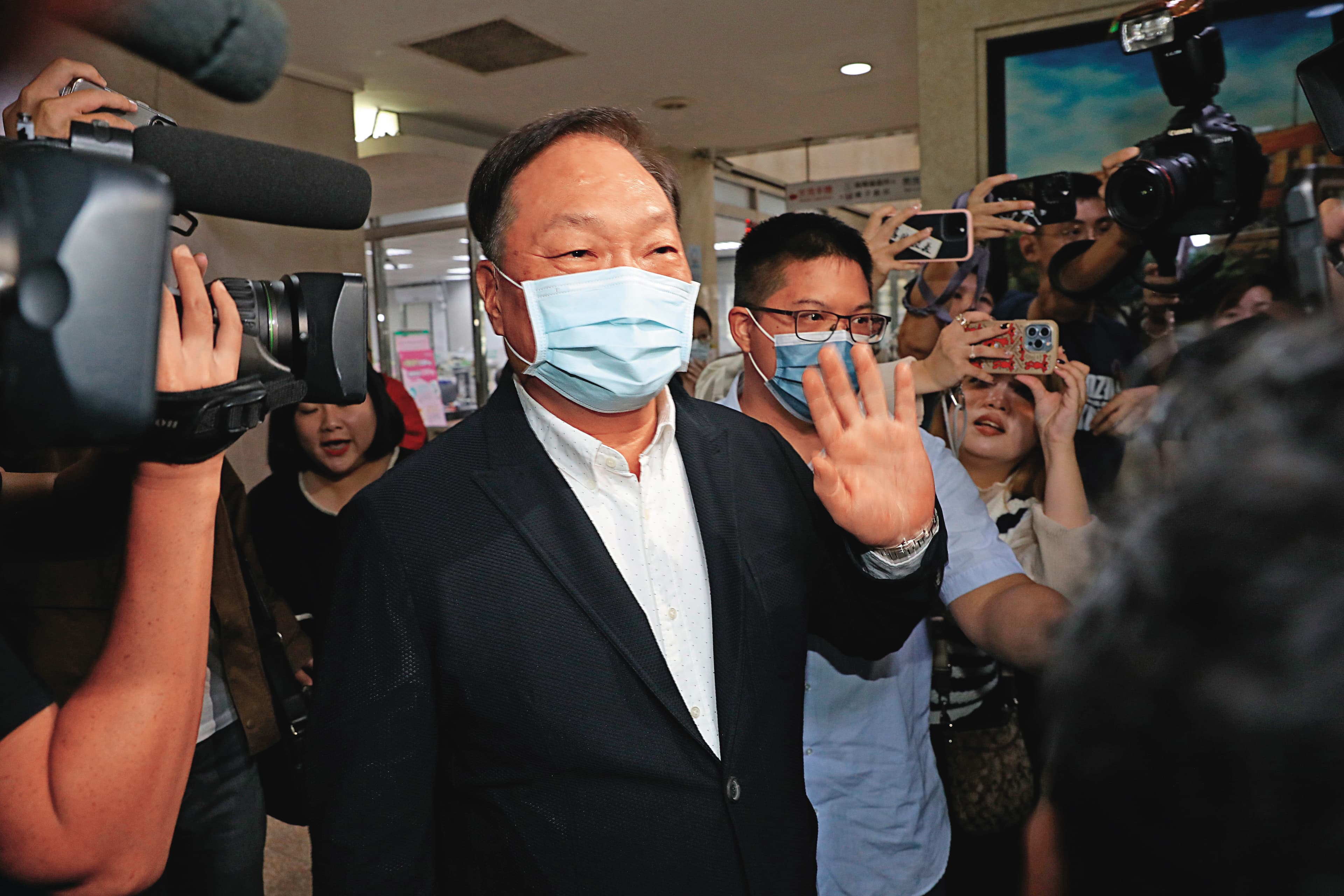 媒體大亨王令麟在柯文哲的行動硬碟檔案內被記錄「500」,經手人是邱佩琳。