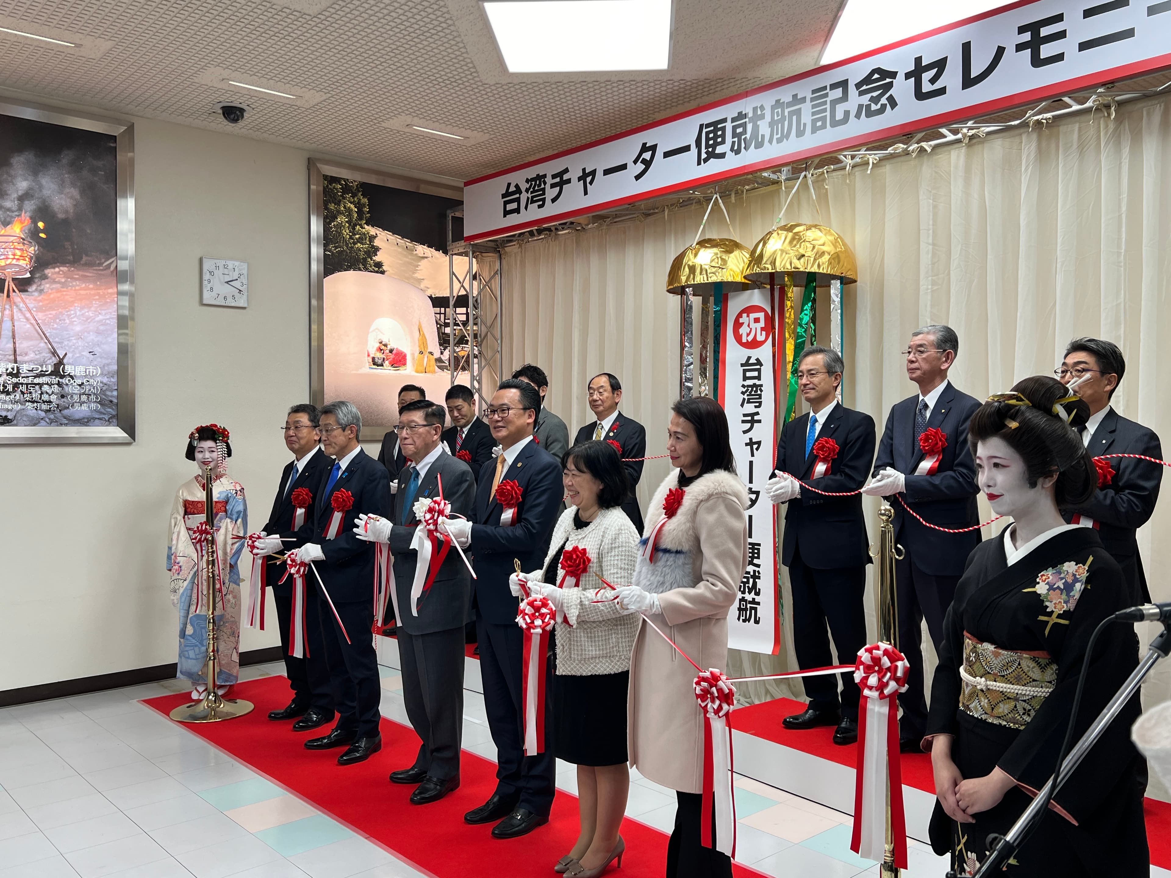 現場齊聚許多旅遊業相關人士,慶祝桃園、秋田首航圓滿成功。