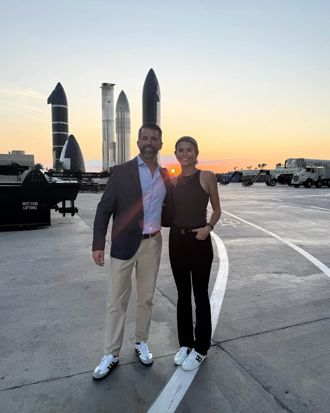 凱伊(右)與爸爸小唐納與星艦拍照留念。(翻攝kaitrumpgolfer IG)