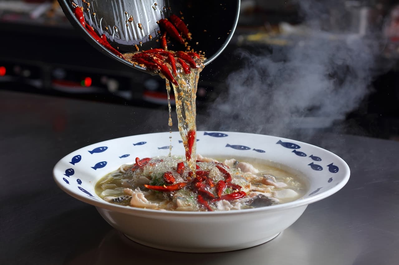 每份酸菜魚,會分別再沖入辣椒、白芝麻、蒜末特製的熱油爆出香氣。