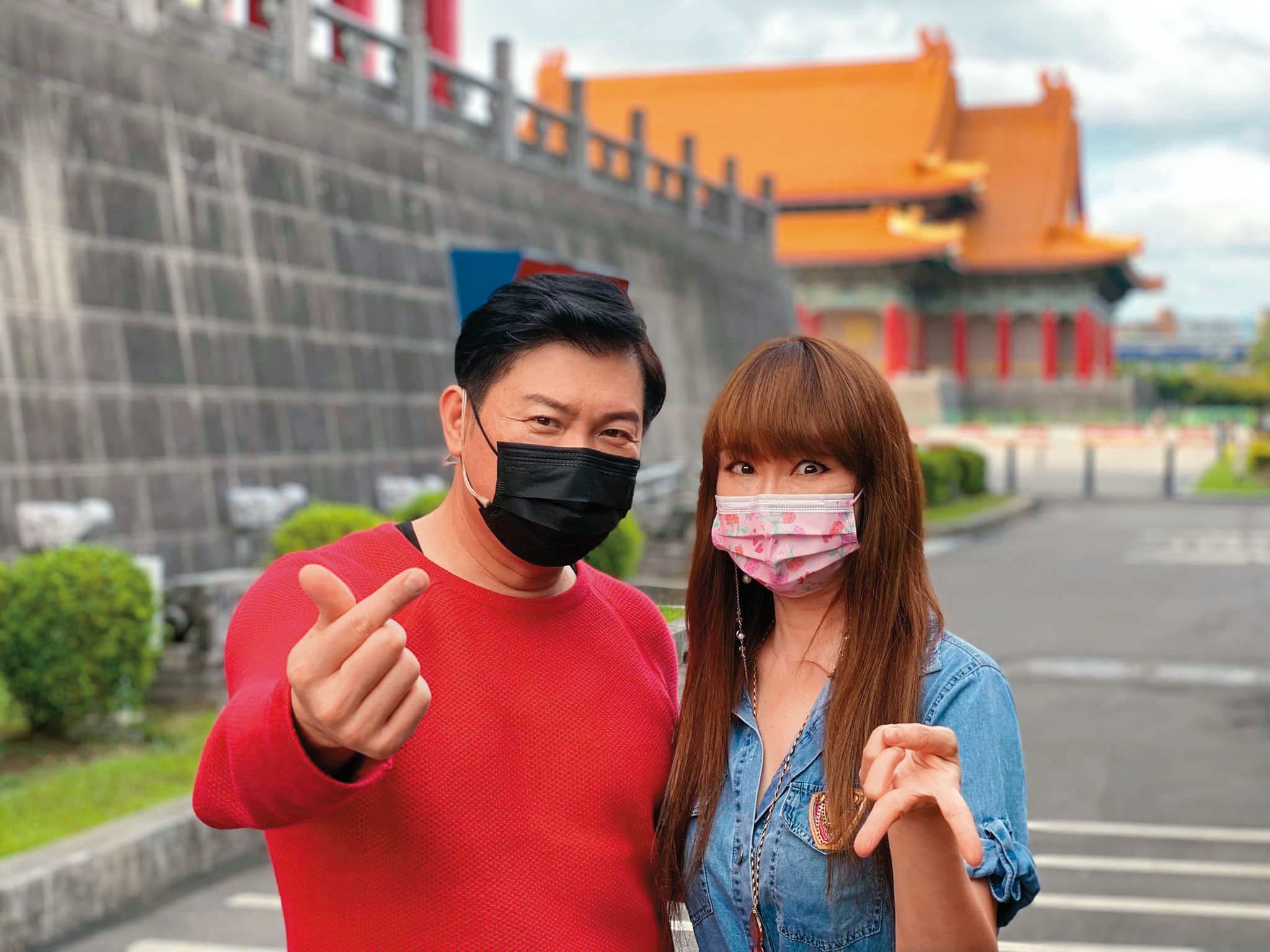 徐雅琪(右)想讓老公、兒子看自己的專業,有意重出江湖做節目。左為曾國城。(翻攝自徐雅琪臉書)
