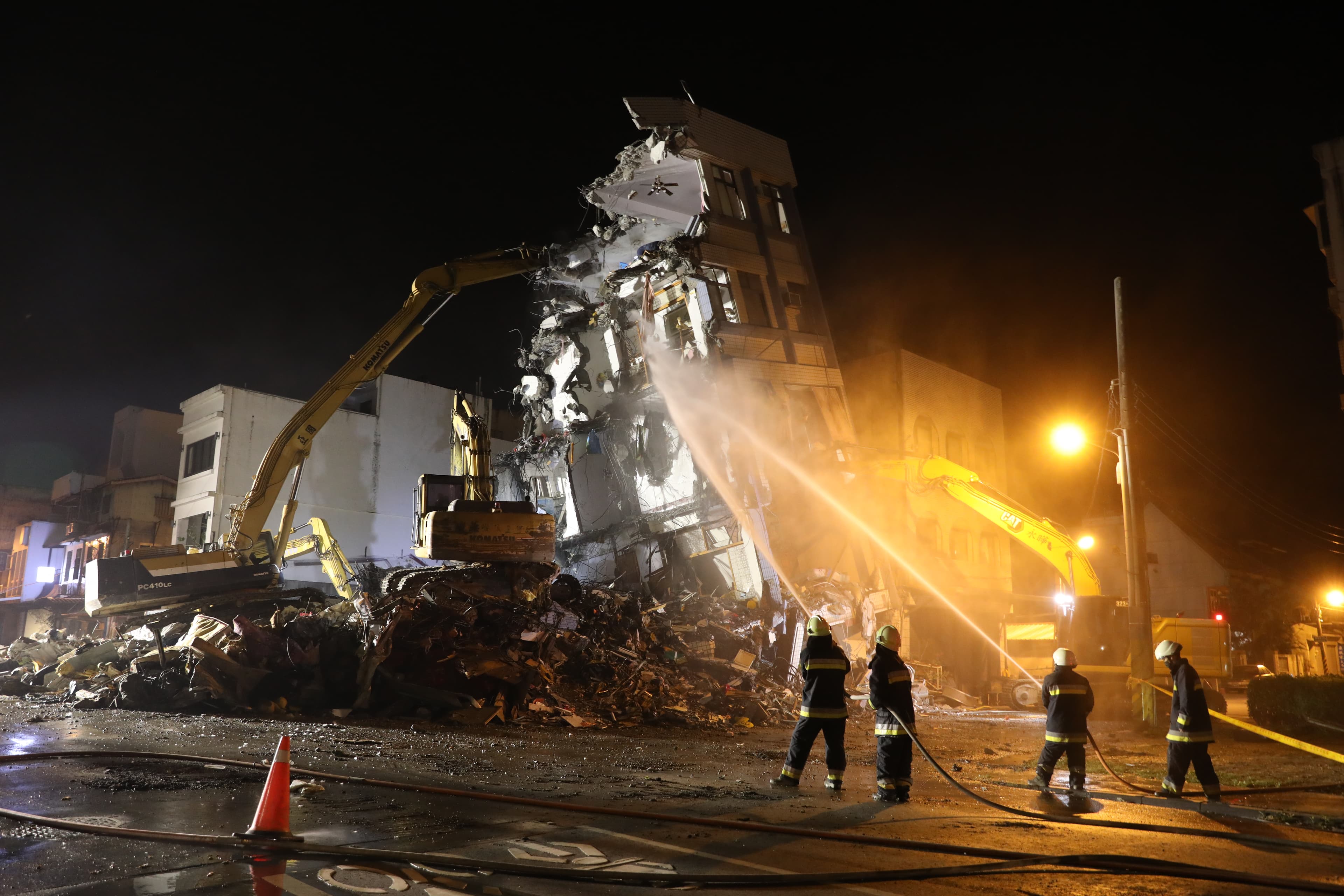 花蓮北濱街公寓因地震倒塌，拆除作業不分晝夜，加緊趕工。