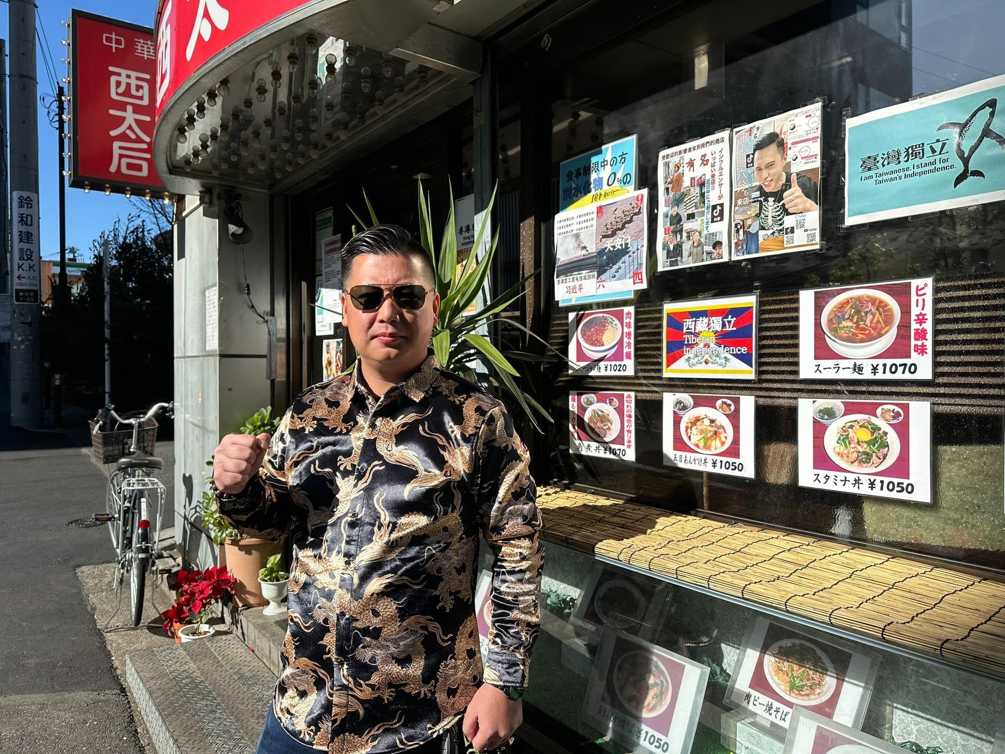「後藤武」指出,在貼出反共標語後,來店裡亂鬧的小粉紅果然不見了。(翻自X平台)