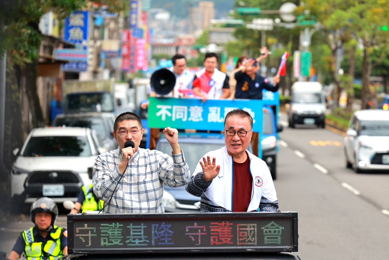 李四川到基隆與謝國樑一同車隊掃街。(國民黨基隆市黨部提供)