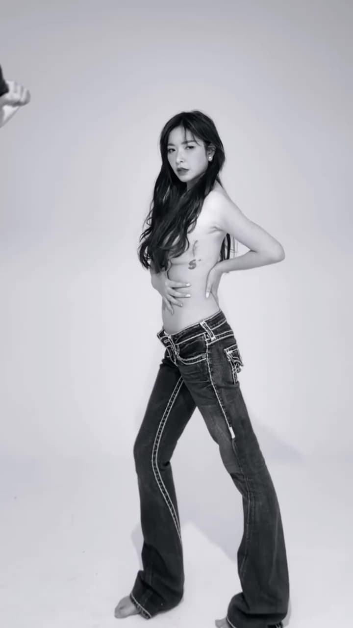 許維恩在鏡頭前自信展現好身材。(翻攝sharon701111 IG)