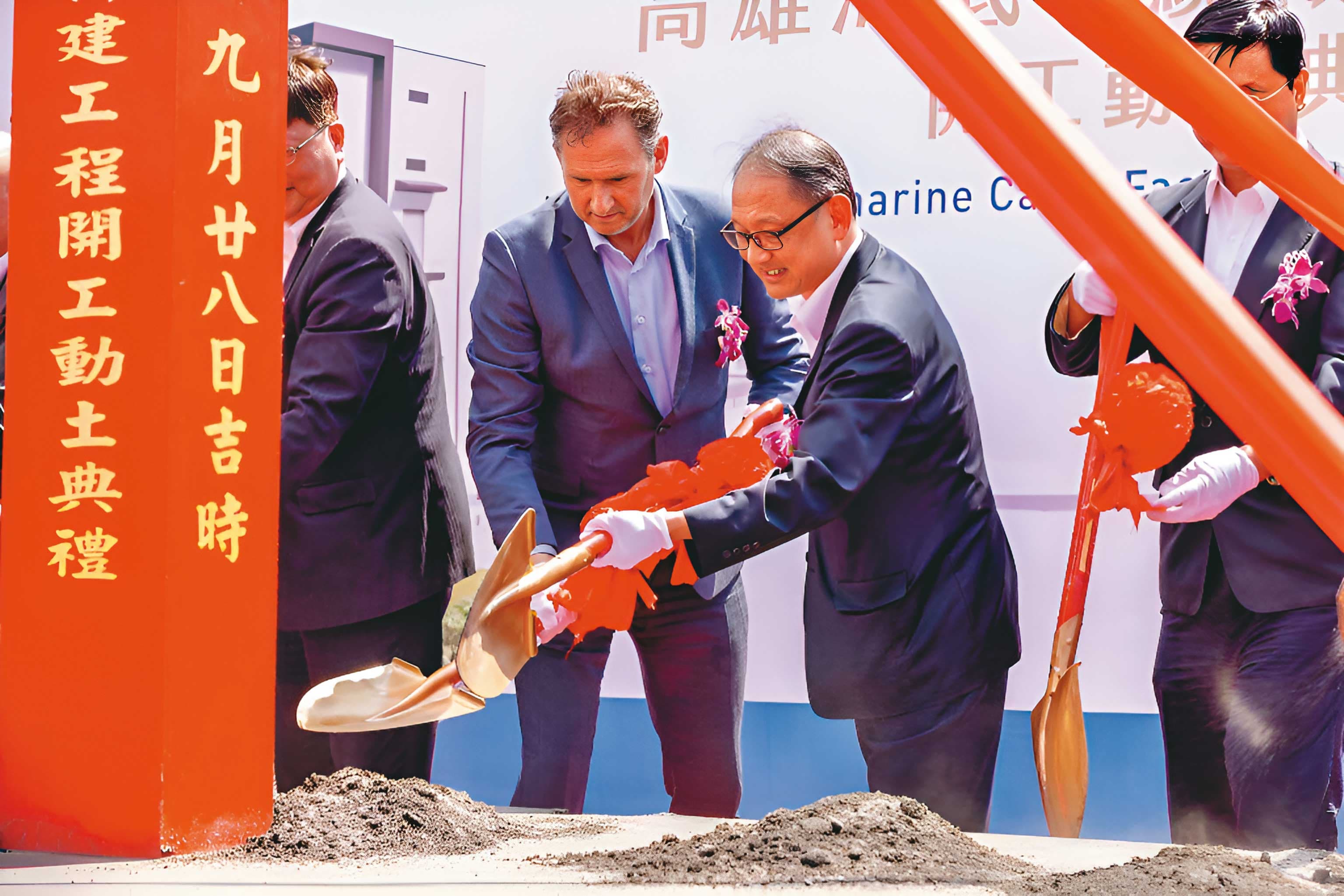 焦佑倫(右2)近年積極併購海外大廠投資能源產業,也參與高雄海底電纜興建。